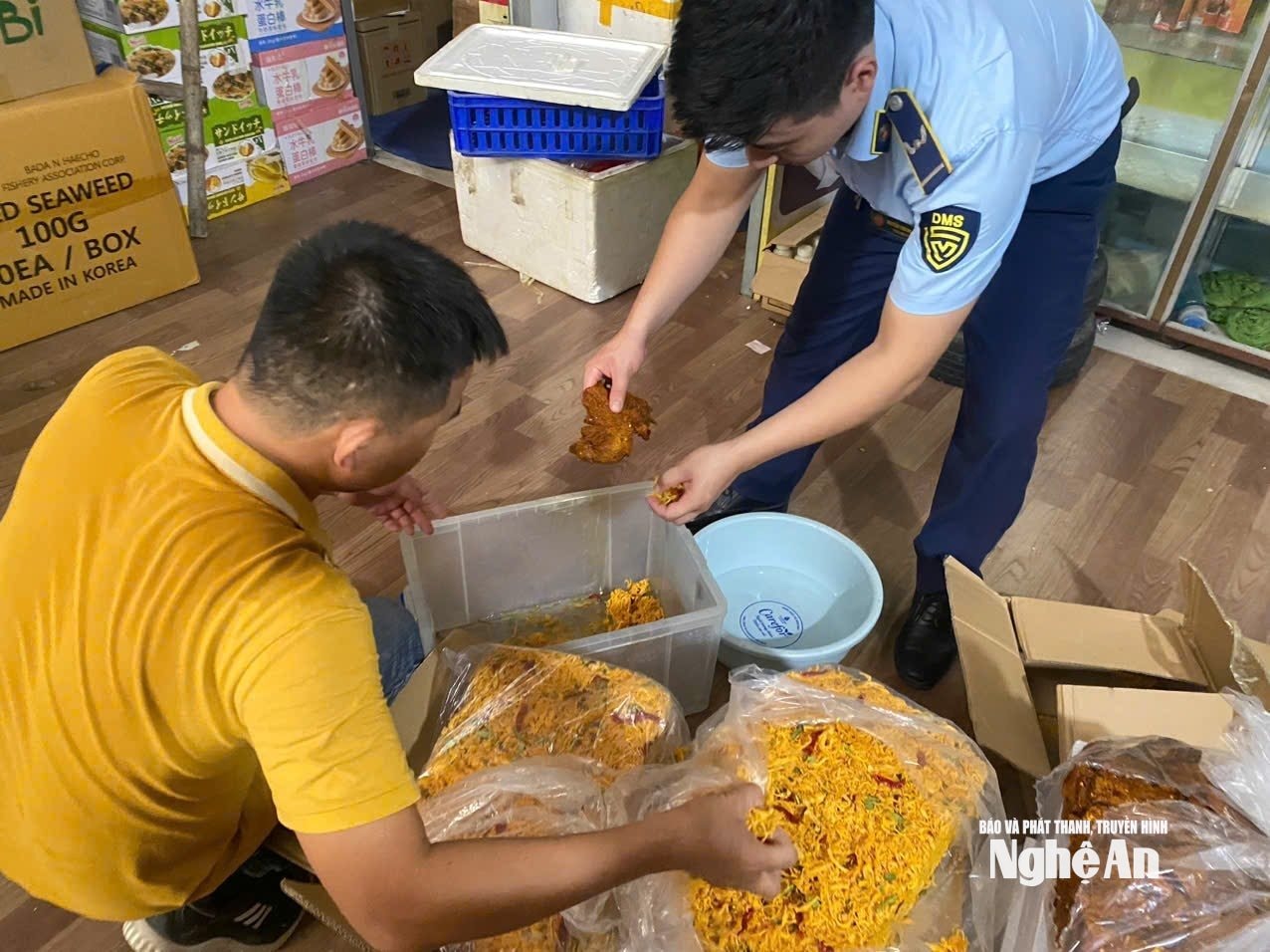 Kiểm tra và tiêu hủy hàng vi phạm