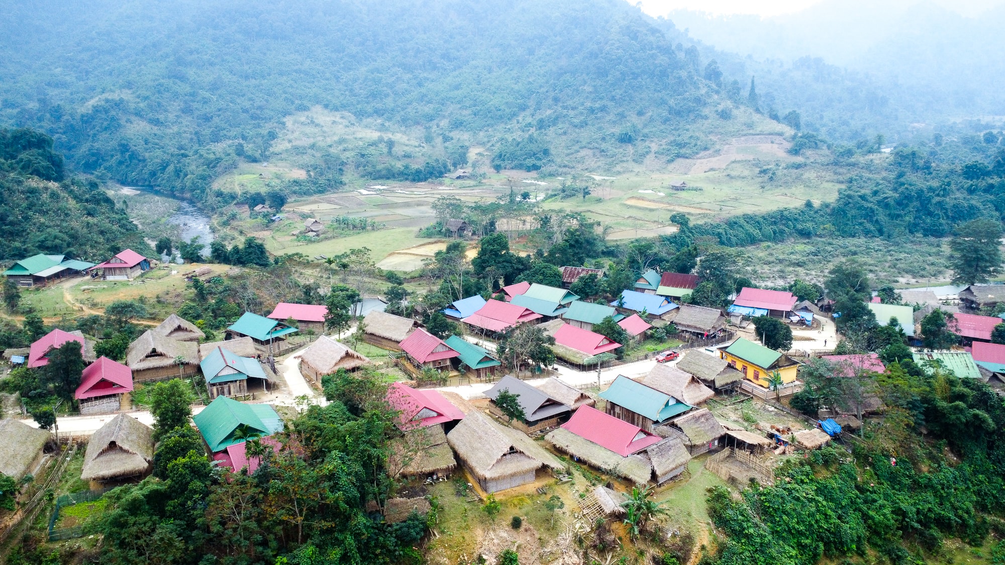 Người dân Đan Lai ở bản Búng, xã Môn Sơn đã được hỗ trợ xây nhà khang trang, kiên cố. Ảnh: Thành Cường