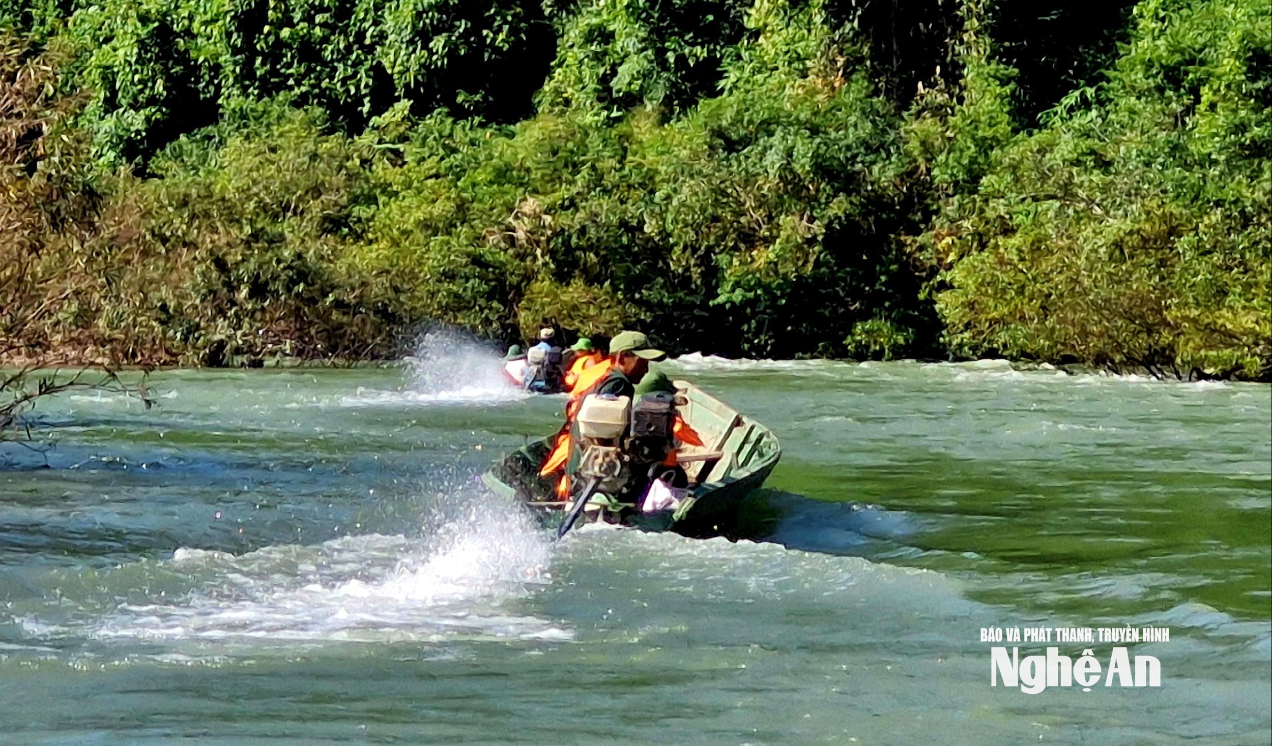 Vì đường bộ thường xuyên bị sạt lở, nên để vào với đồng bào Đan Lai các bản Búng, Cò Phạt vẫn phải theo đường thủy, vượt sông Giăng với khoảng 3 giờ đồng hồ. Ảnh: Nhật Lân
