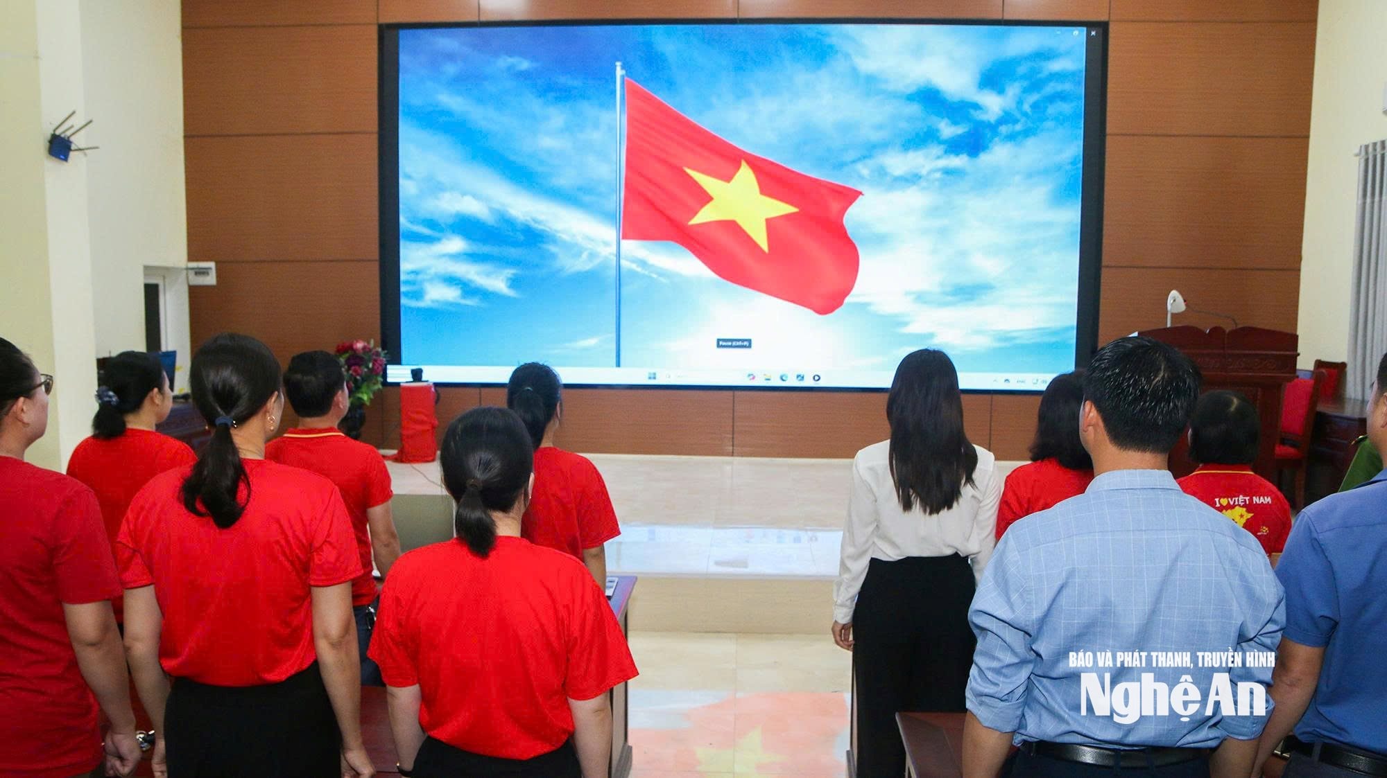 Buổi lễ chào cờ diễn ra trang nghiêm tại xã Tương Dương. Ảnh: Đình Tuân