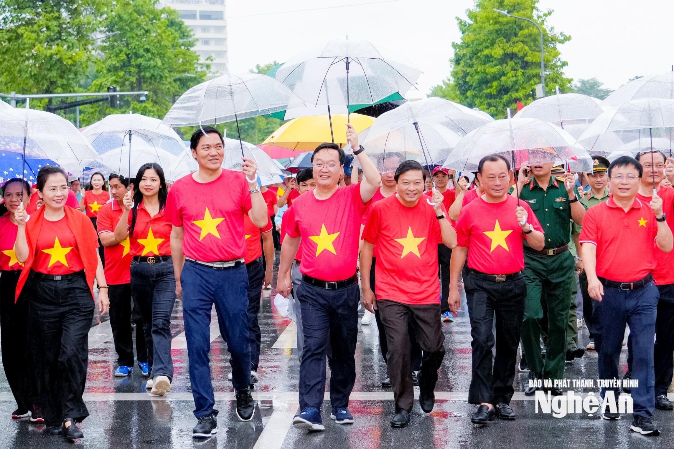 Lãnh đạo tỉnh Nghệ An mặc áo đỏ sao vàng, hát Quốc ca, đi bộ “Cùng Việt Nam tiến bước”
