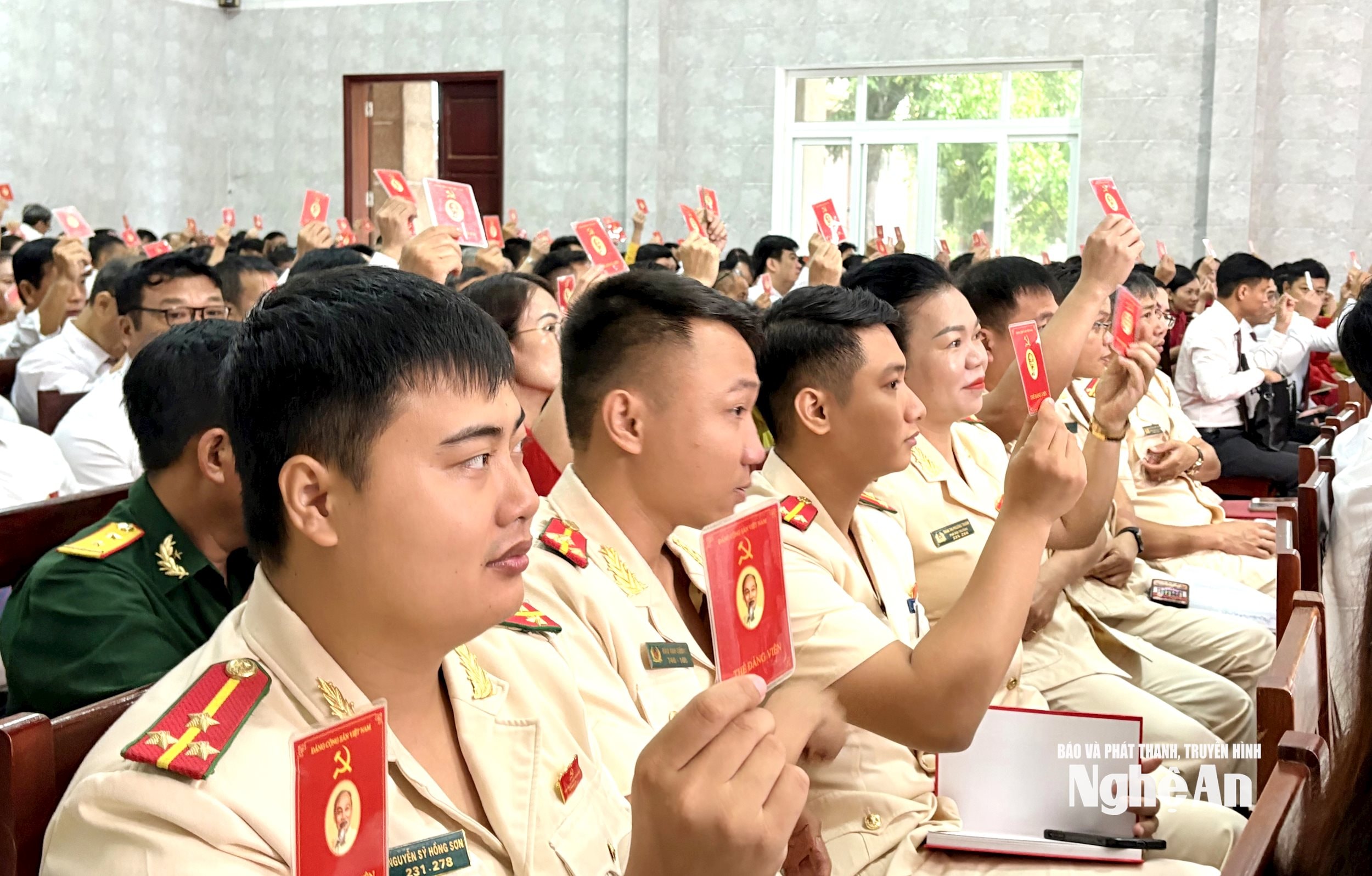 Các đại biểu biểu quyết thông qua Nghị quyết đại hội