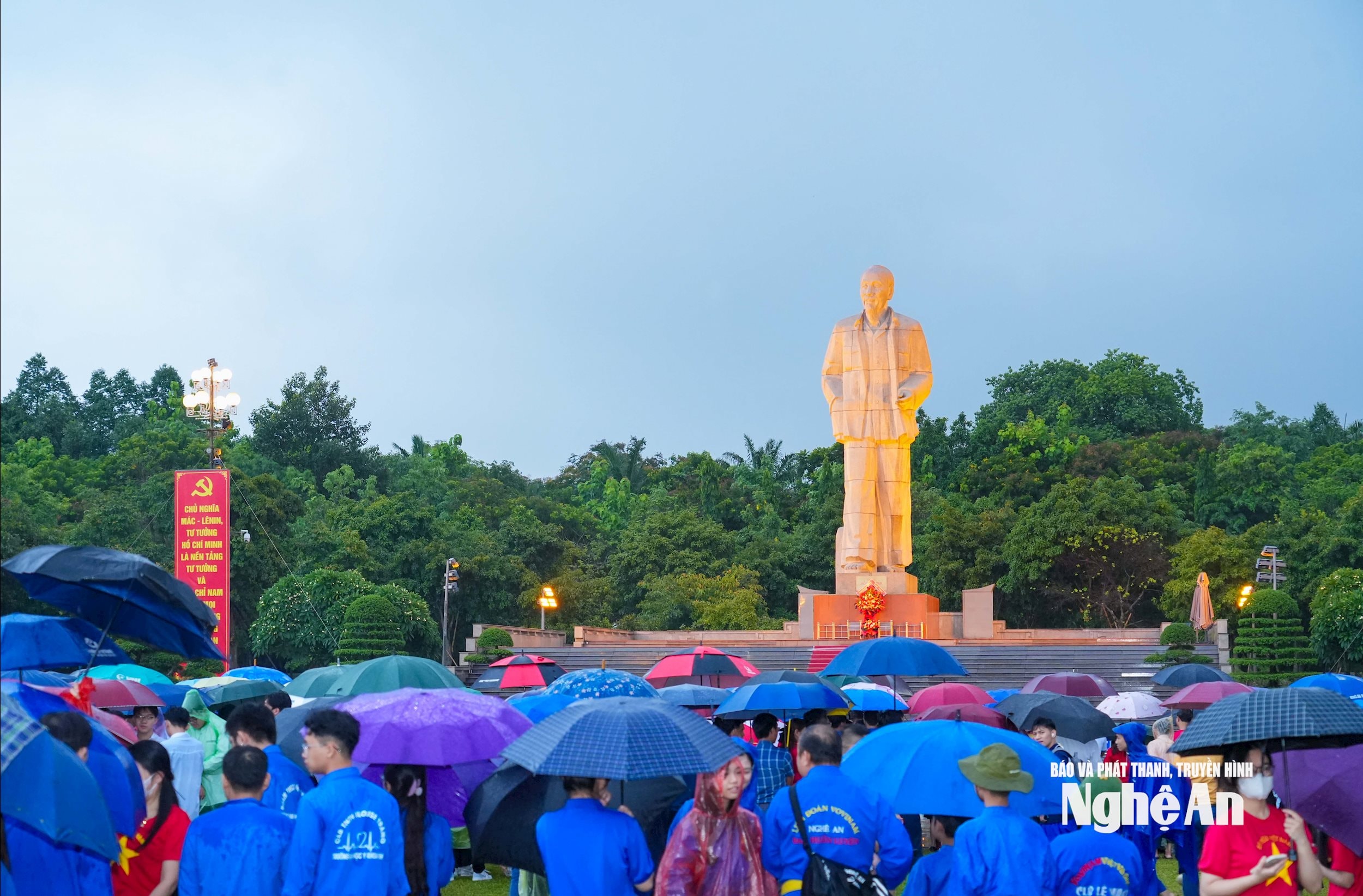 chào cờ tại quảng trường (10)