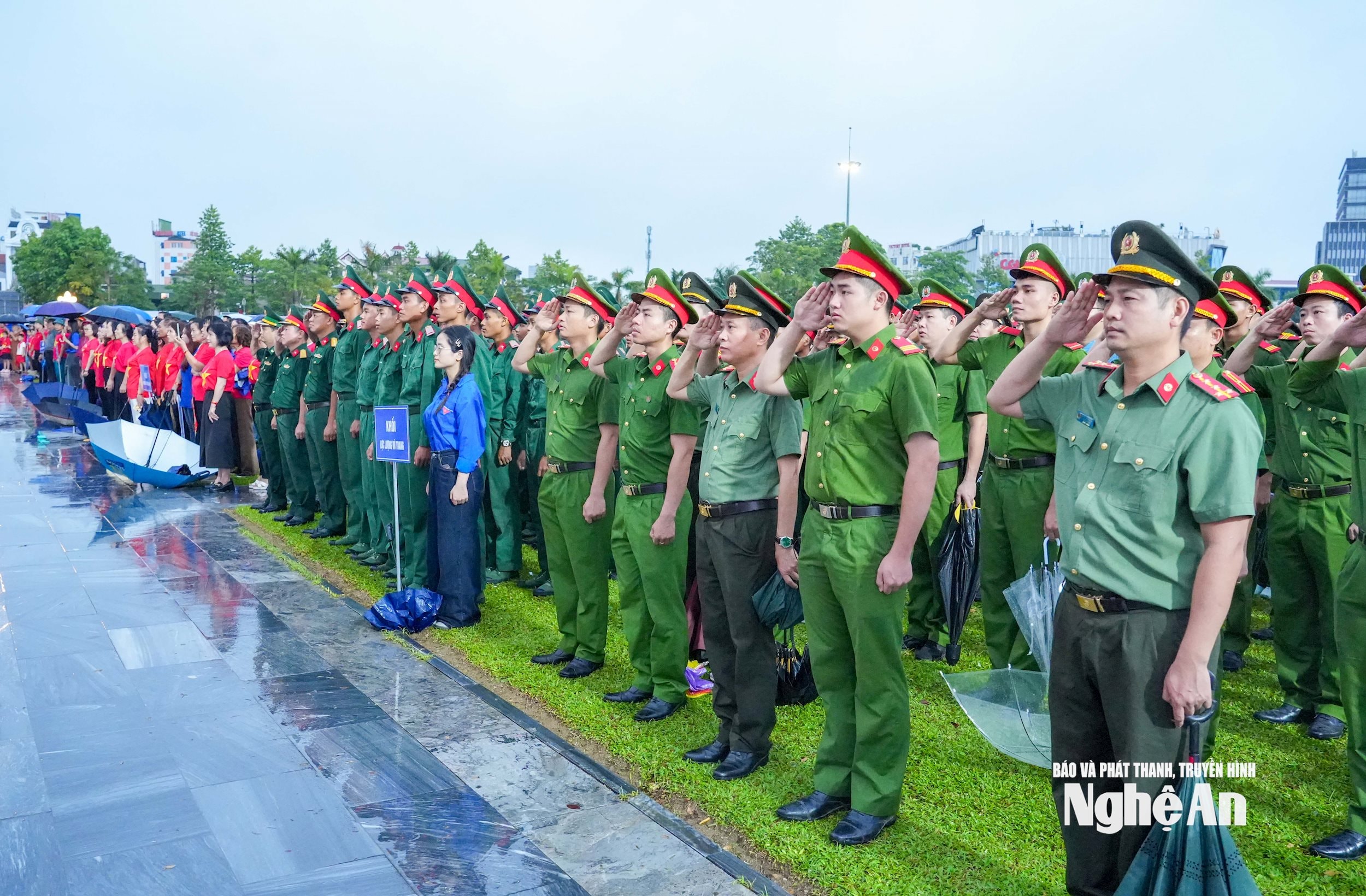 chào cờ tại quảng trường (6)
