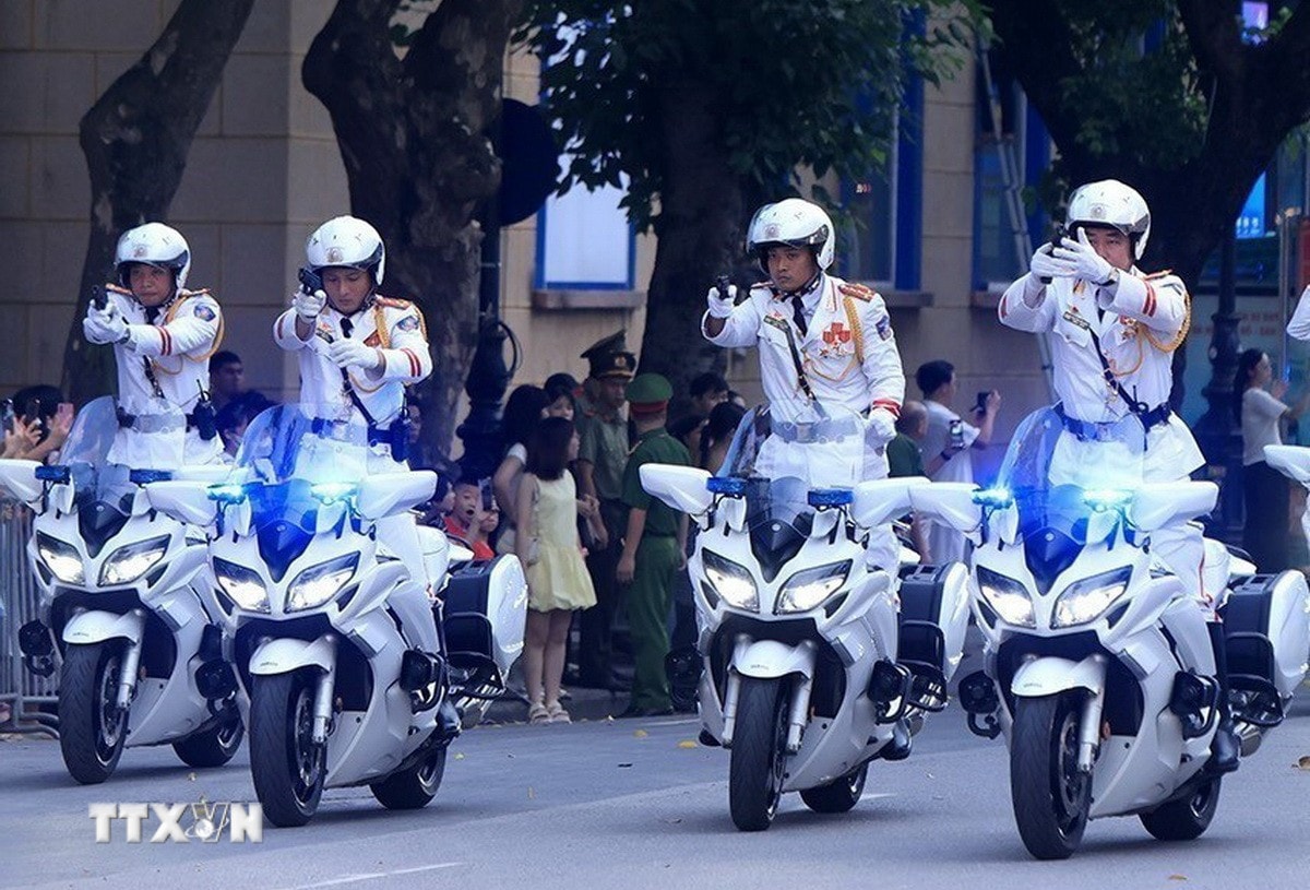 ttxvn-trinh-dien-mo-to-tren-pho-di-bo-ho-hoan-kiem-ha-noi-8213661-5016.jpg