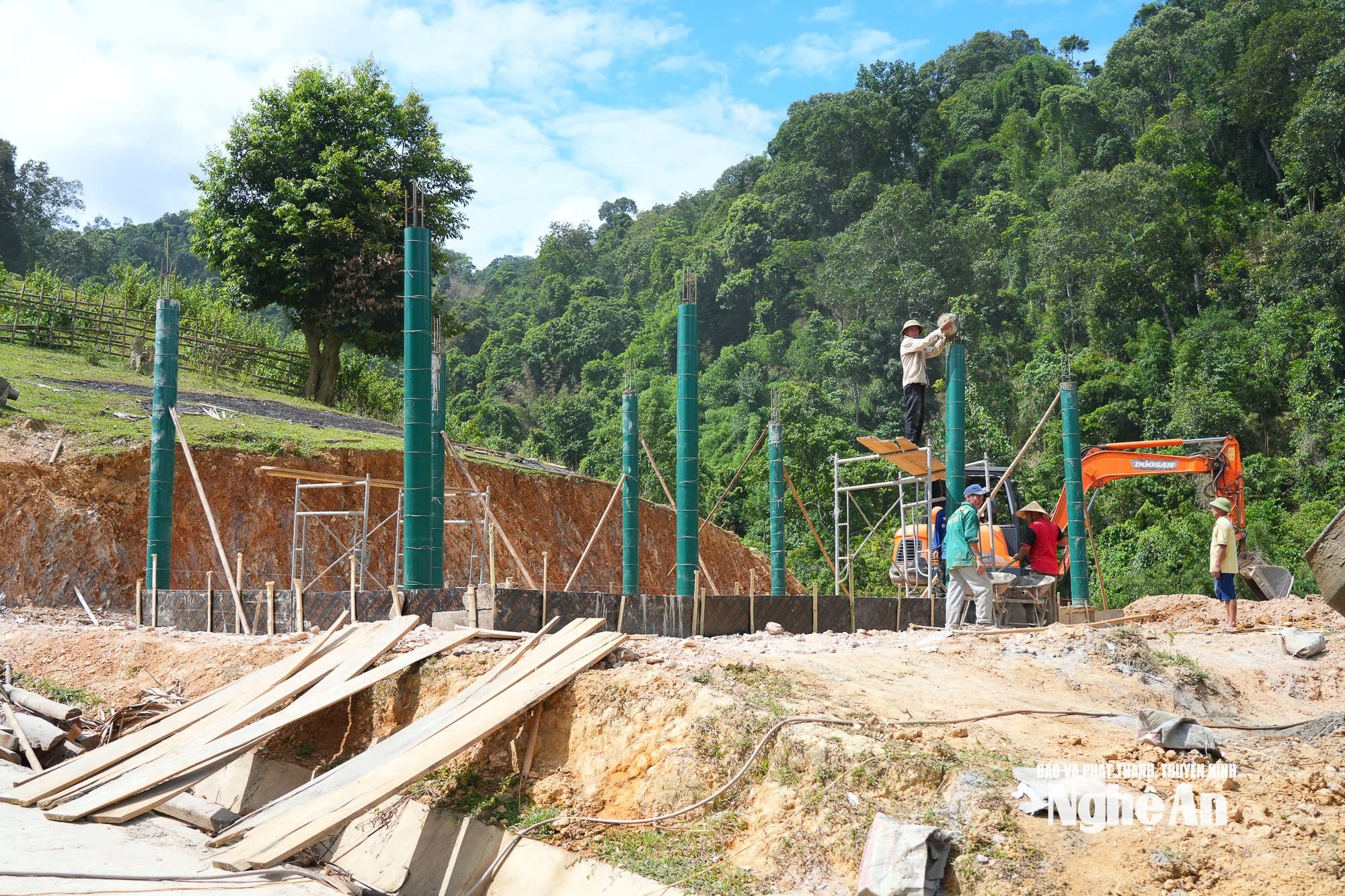 Các lực lượng trên địa bàn xã Môn Sơn giúp đồng bào Đan Lai xây dựng nơi ở mới. Ảnh: Thành Cường