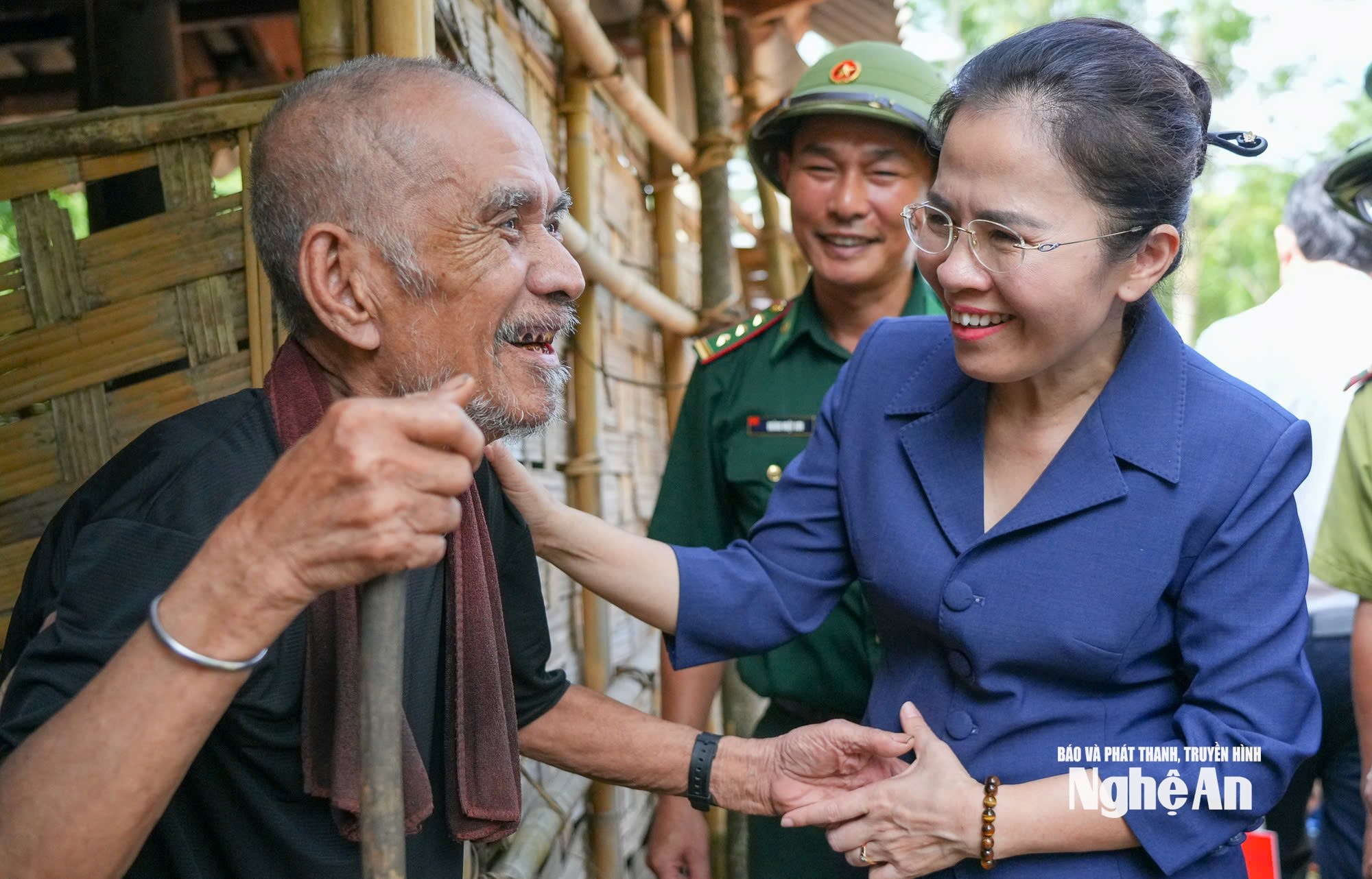 Bà Võ Thị Minh Sinh - Phó Bí thư Tỉnh ủy, Trưởng đoàn đại biểu Quốc hội tỉnh Nghệ An, Chủ tịch Ủy ban MTTQ Việt Nam tỉnh Nghệ An thăm, tặng quà một đồng bào Đan Lai cao tuổi. Ảnh: Thành Cường