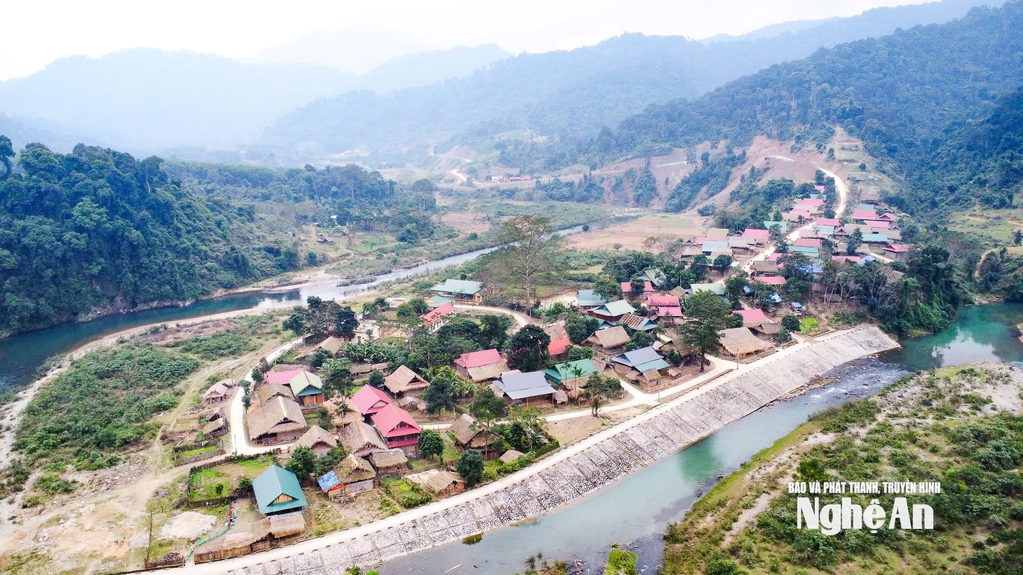 Toàn cảnh bản Búng nhìn từ trên cao. Ảnh: Thành Cương