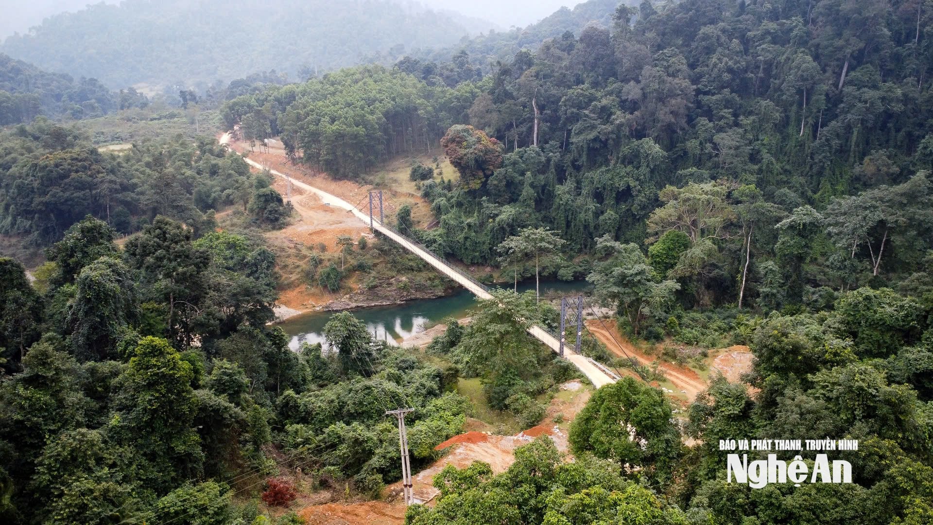Từ trung tâm xã Môn Sơn đến bản Búng có chiều dài hơn 18km nhưng mới ch có khoảng 6km được cứng hóa bê tông. Ảnh: Thành Cường
