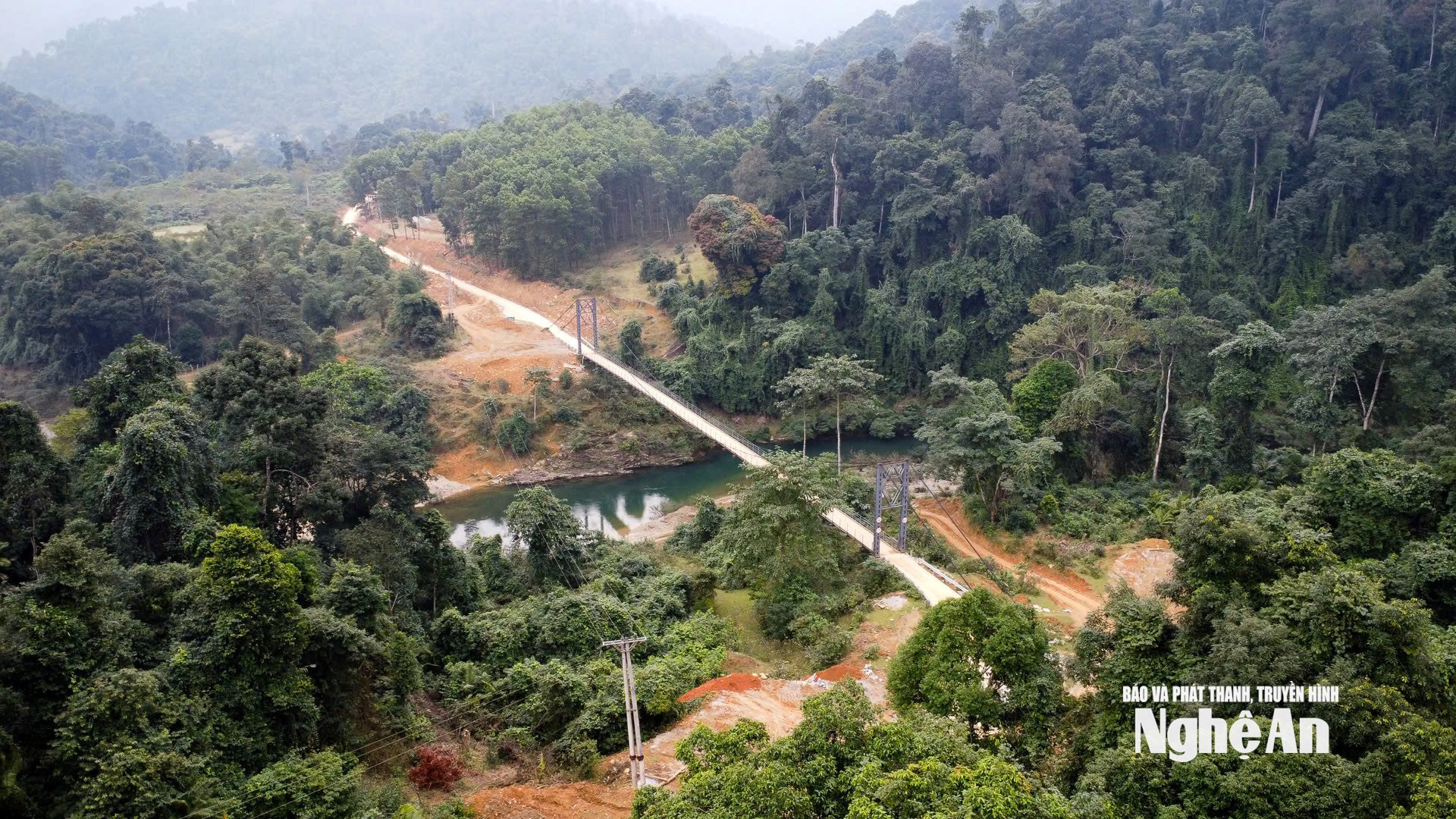 Từ trung tâm xã Môn Sơn đến bản Búng có chiều dài hơn 18km nhưng mới ch có khoảng 6km được cứng hóa bê tông. Ảnh: Thành Cường