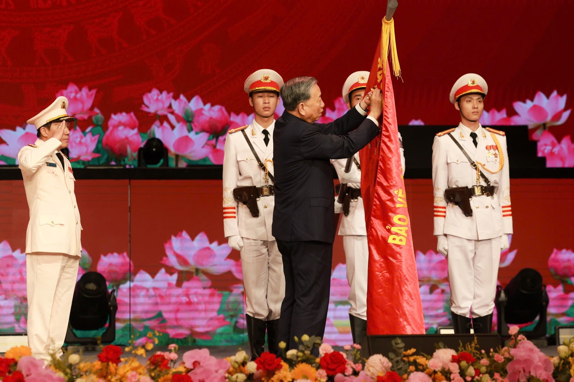 Diễn văn của Tổng Bí thư Tô Lâm tại Lễ kỷ niệm 80 năm Ngày Truyền thống CAND và 20 năm Ngày hội toàn dân bảo vệ An ninh Tổ quốc- Ảnh 5. Diễn văn của Tổng Bí thư Tô Lâm tại Lễ kỷ niệm 80 năm Ngày Truyền thống CAND và 20 năm Ngày hội toàn dân bảo vệ An ninh Tổ quốc- Ảnh 5.
