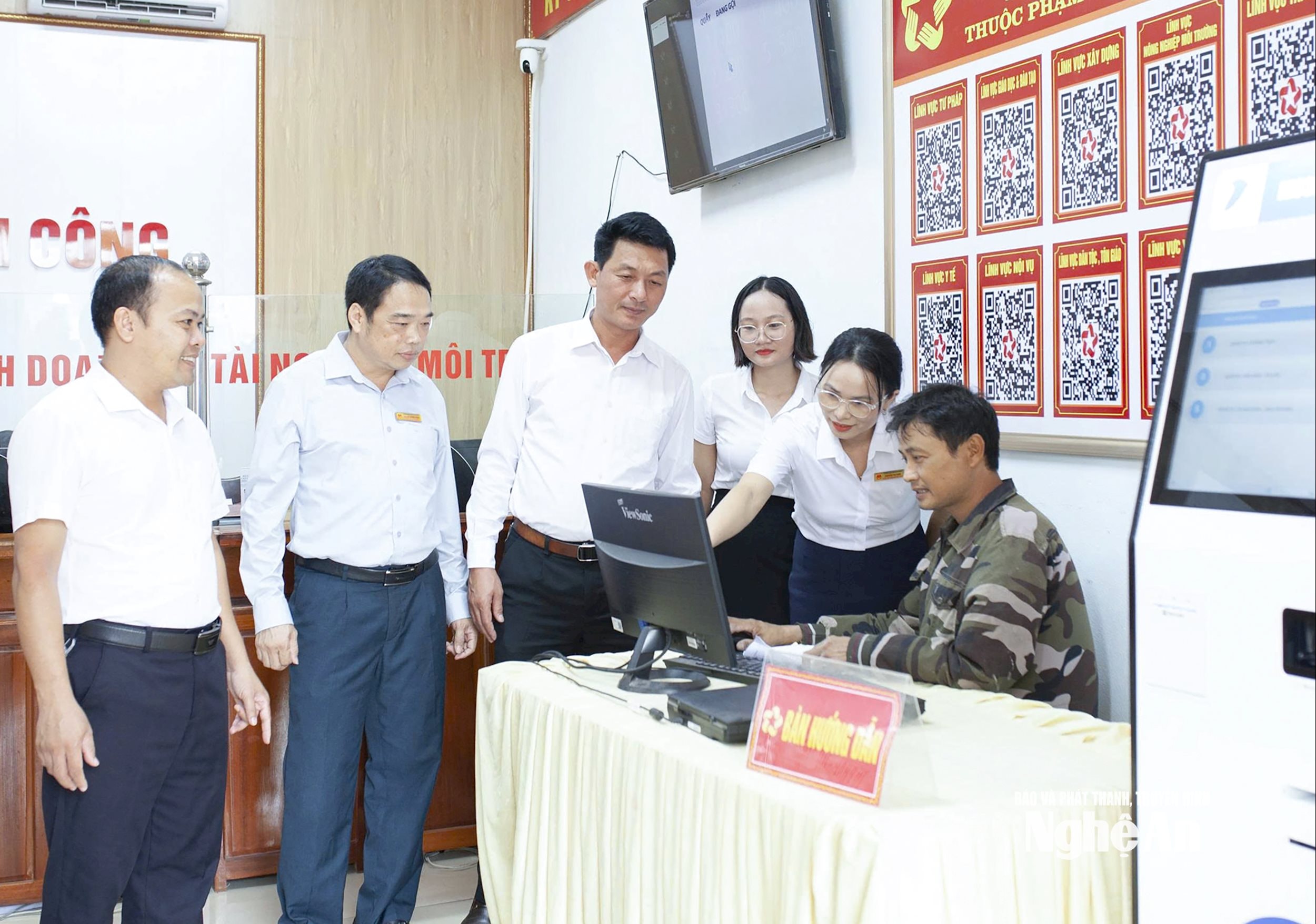 Các đồng chí Thường trực Đảng uỷ xã Nam Đàn kiểm tra việc vận hành Trung tâm phục vụ hành chính công xã. Ảnh- CSCC
