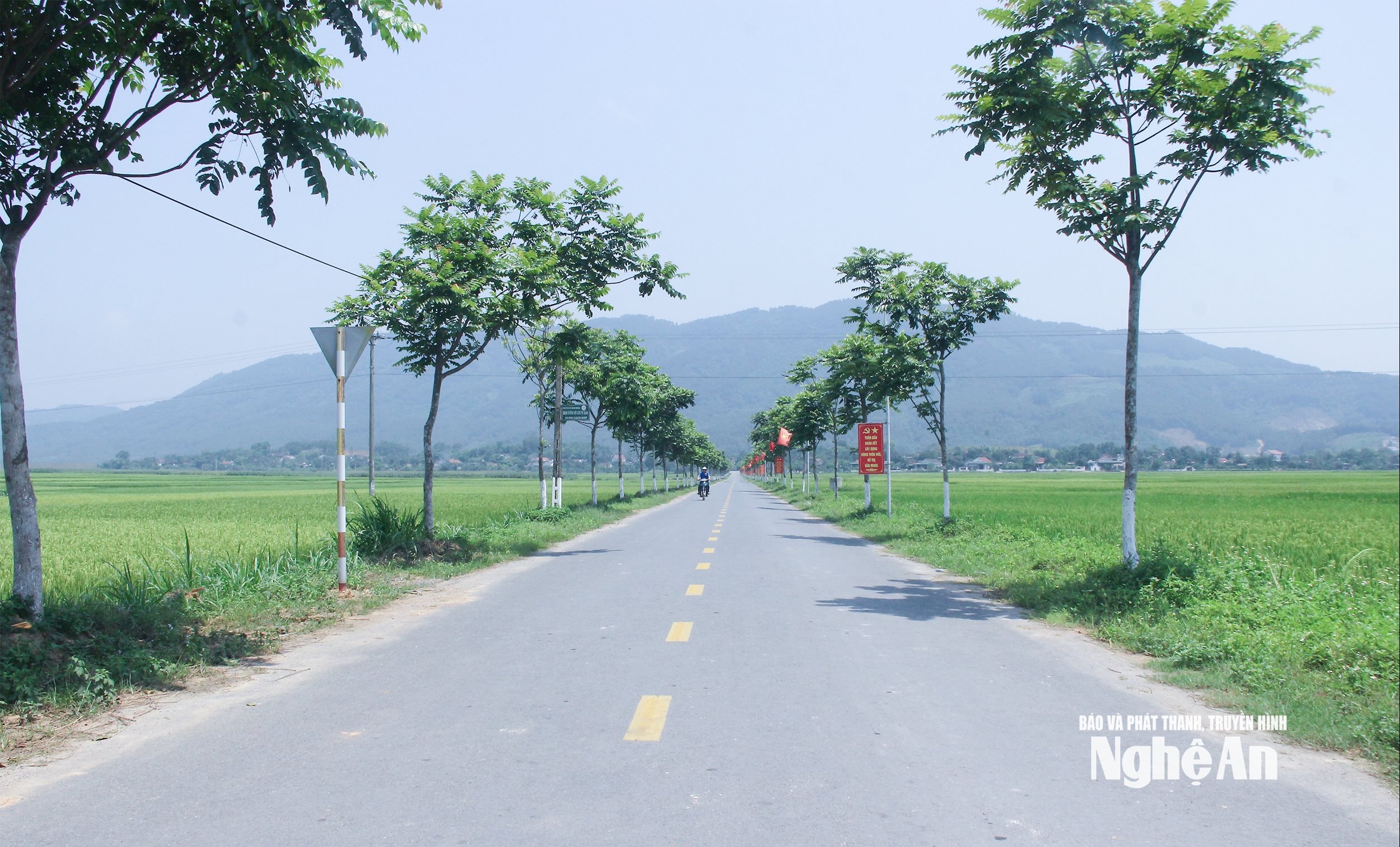 Cảnh quan môi trường nông thôn mới tại xã Nam Nghĩa. Ảnh Mai Hoa
