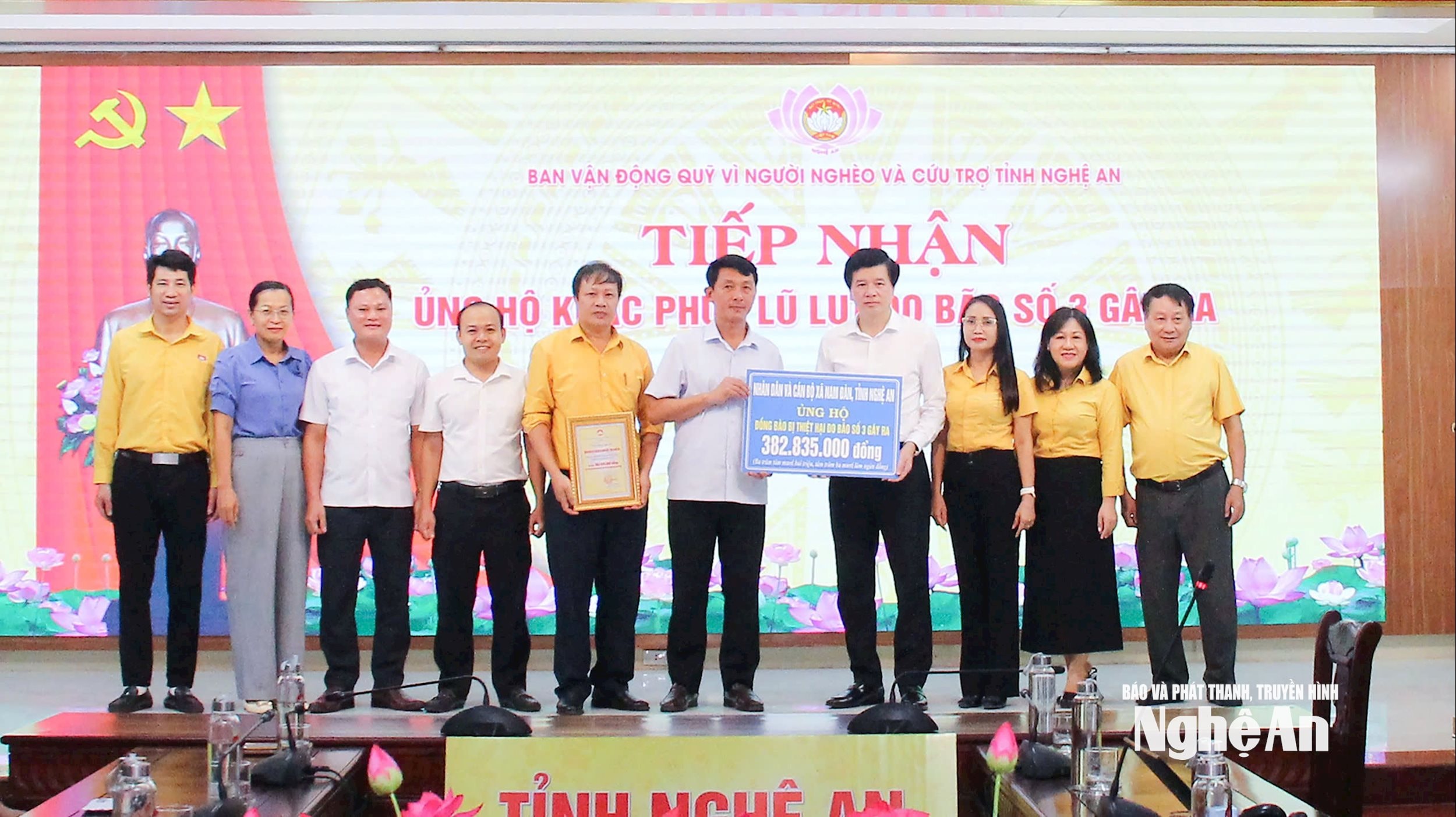 Lãnh đạo xã Nam Đàn trao hỗ trợ người dân các xã miền Tây tỉnh Nghệ An bị thiệt hại bão lụt. Ảnh Mai Hoa