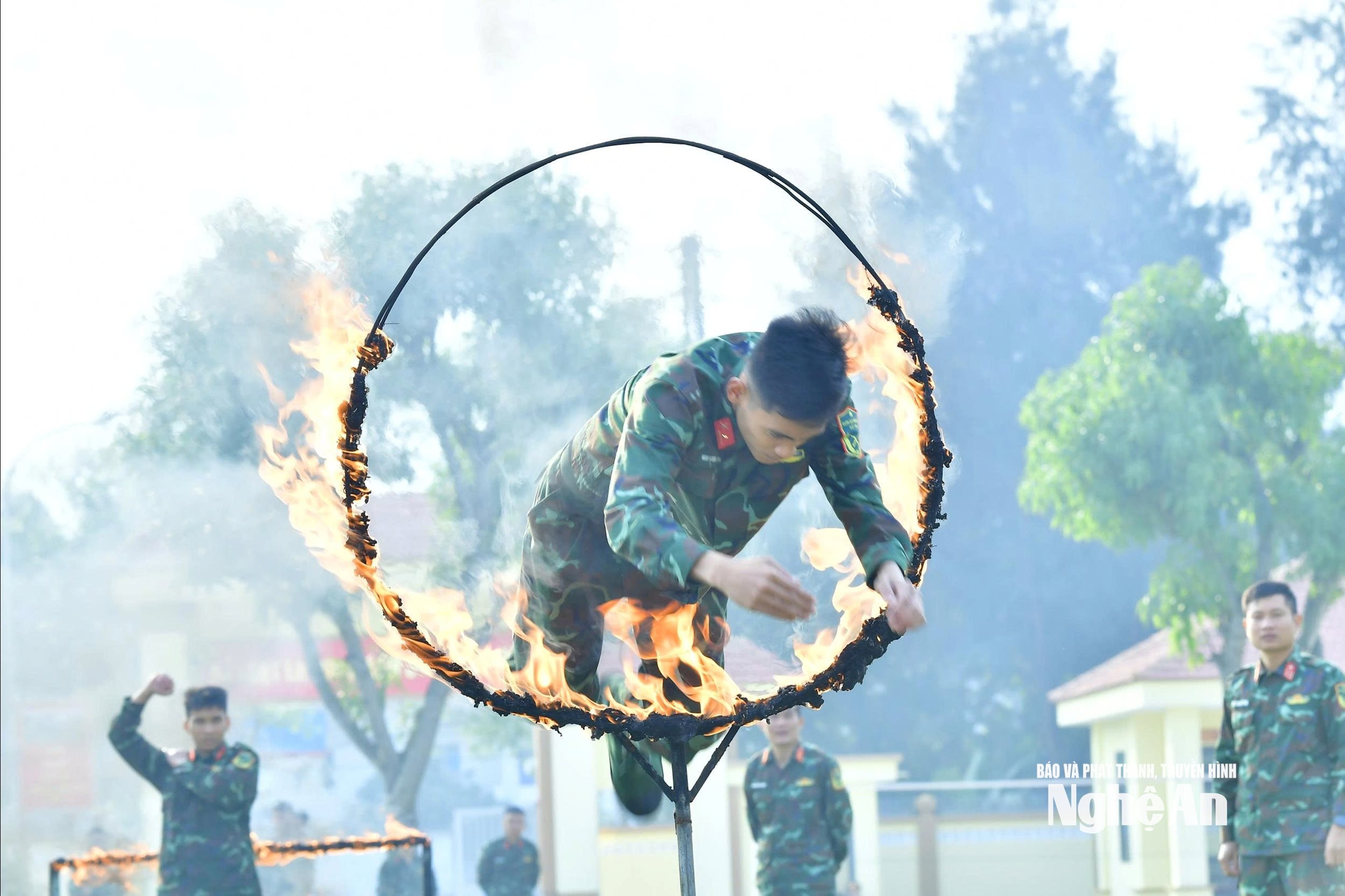Bài tập vượt qua chướng ngại vật hàng rào lửa, vòng lửa giúp cho người lính trinh sát tăng khả năng phán đoán, tinh thần hành động kiên quyết, ý chí và lòng dũng cảm. Ảnh Trọng Kiên