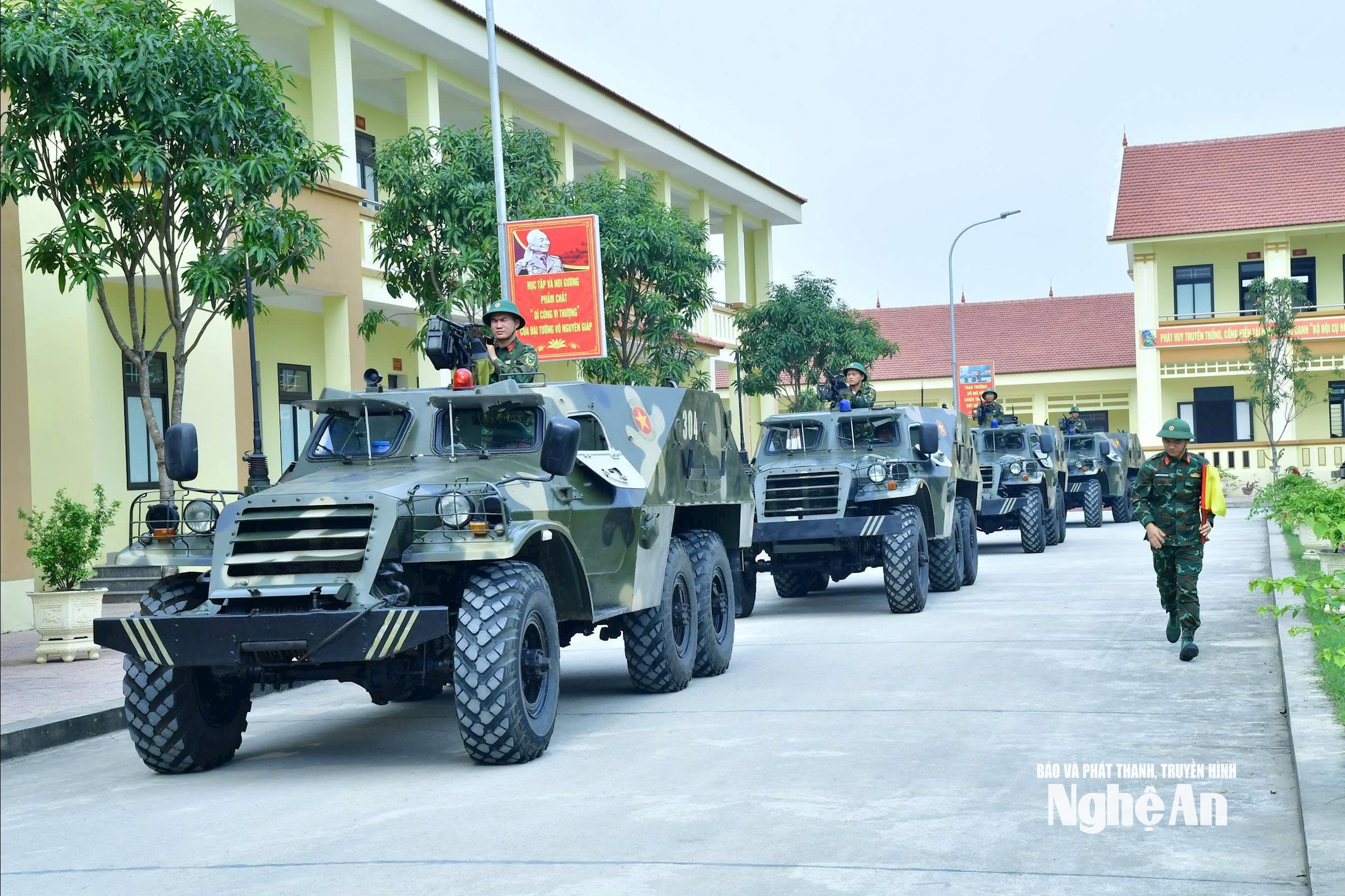 Các phương tiện kỹ thuật đại đội trinh sát cơ giới Bộ Chỉ huy Quân sự tỉnh sẵn sàng cơ động thực hiện nhiệm vụ khi có lệnh. Ảnh Trọng Kiên
