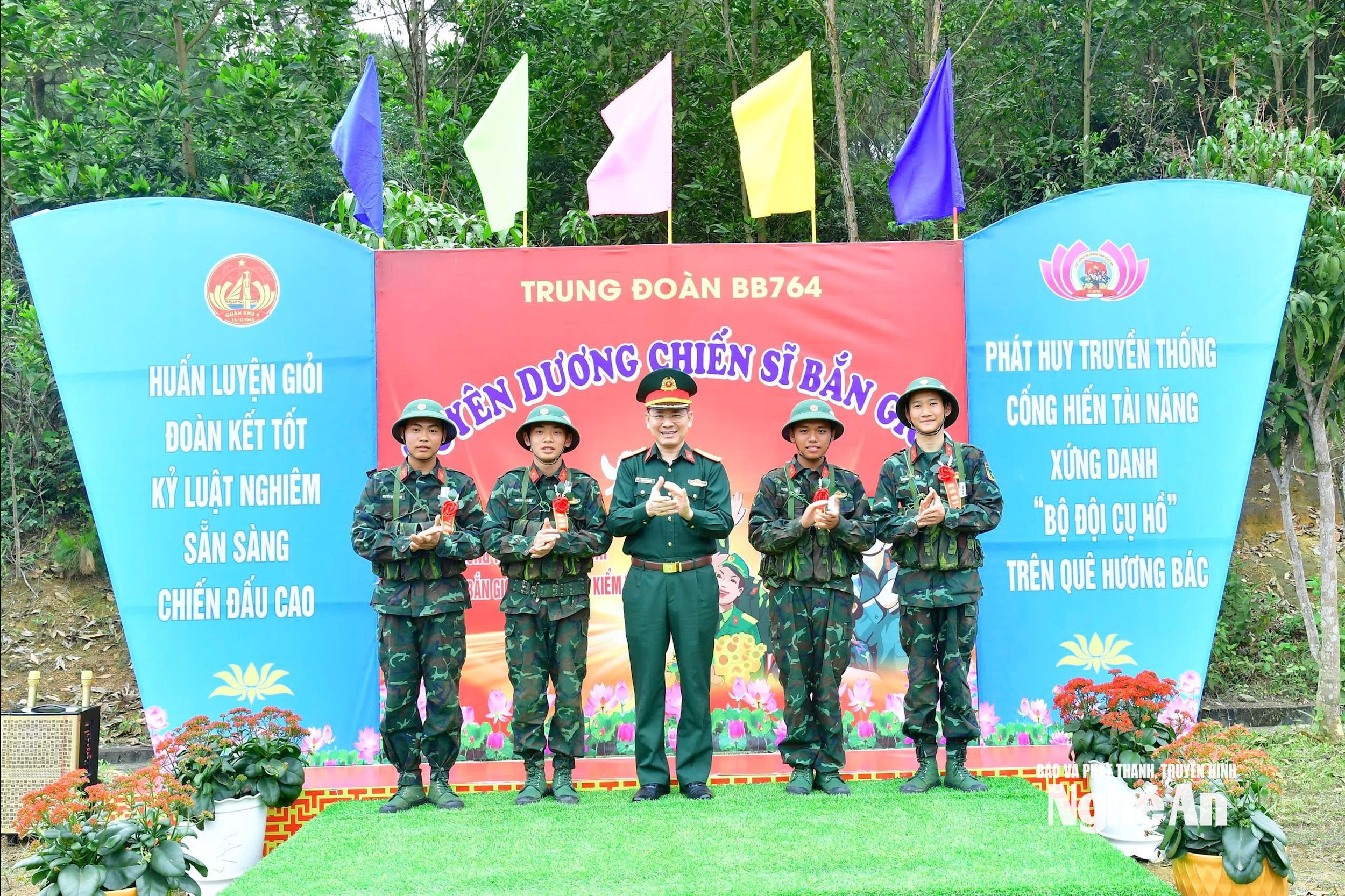 Đại tá Phạm Đình Trung - Phó Chính ủy Bộ Chỉ huy Quân sự tỉnh tặng hoa bắn giỏi cho các chiến sĩ đạt thành thích cáo trong kiểm tra bắn súng. Ảnh Trọng Kiên
