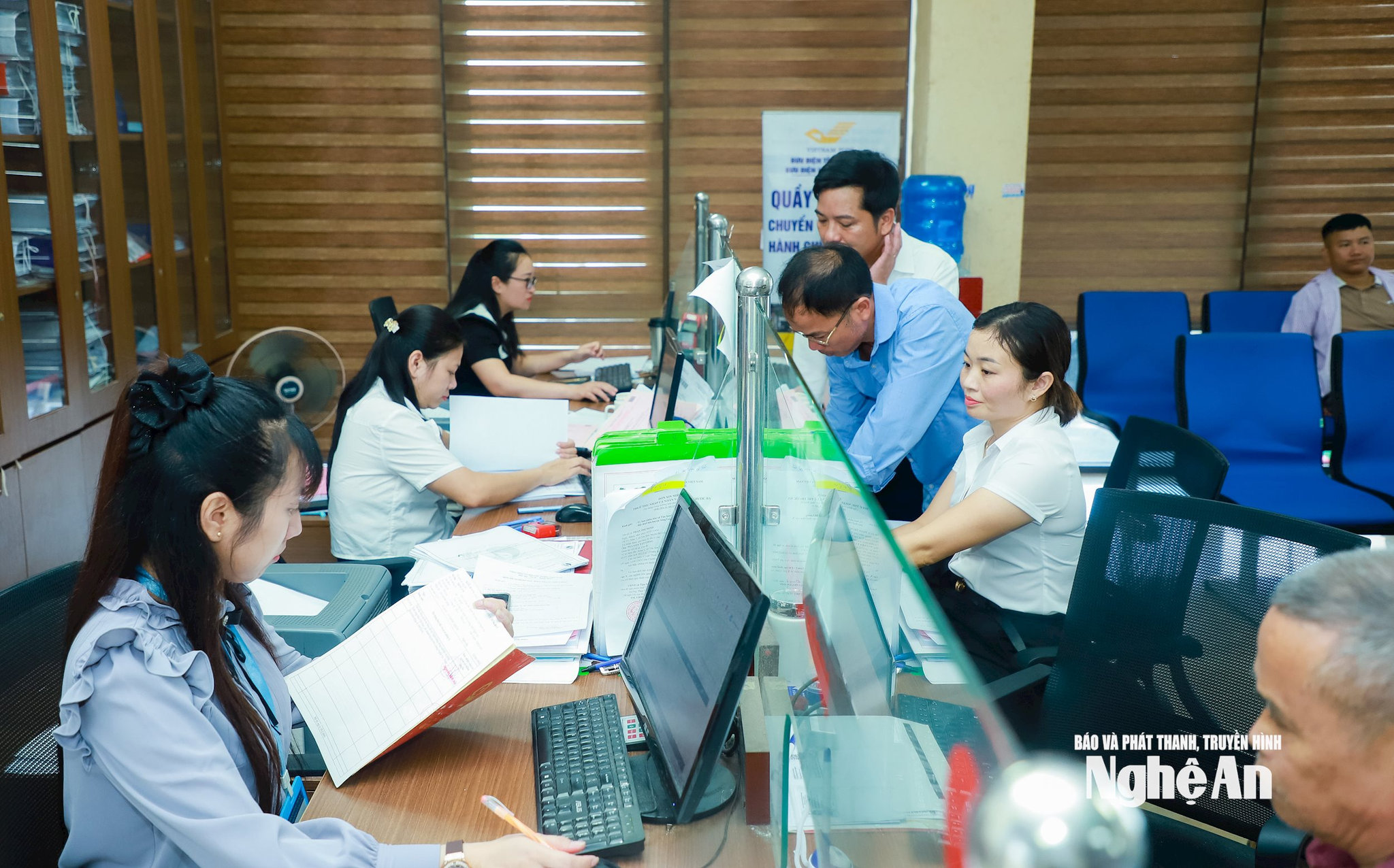 Nghệ An thống nhất chủ trương tiếp nhận viên chức, người hoạt động không chuyên trách vào làm công chức ở cấp xã còn thiếu