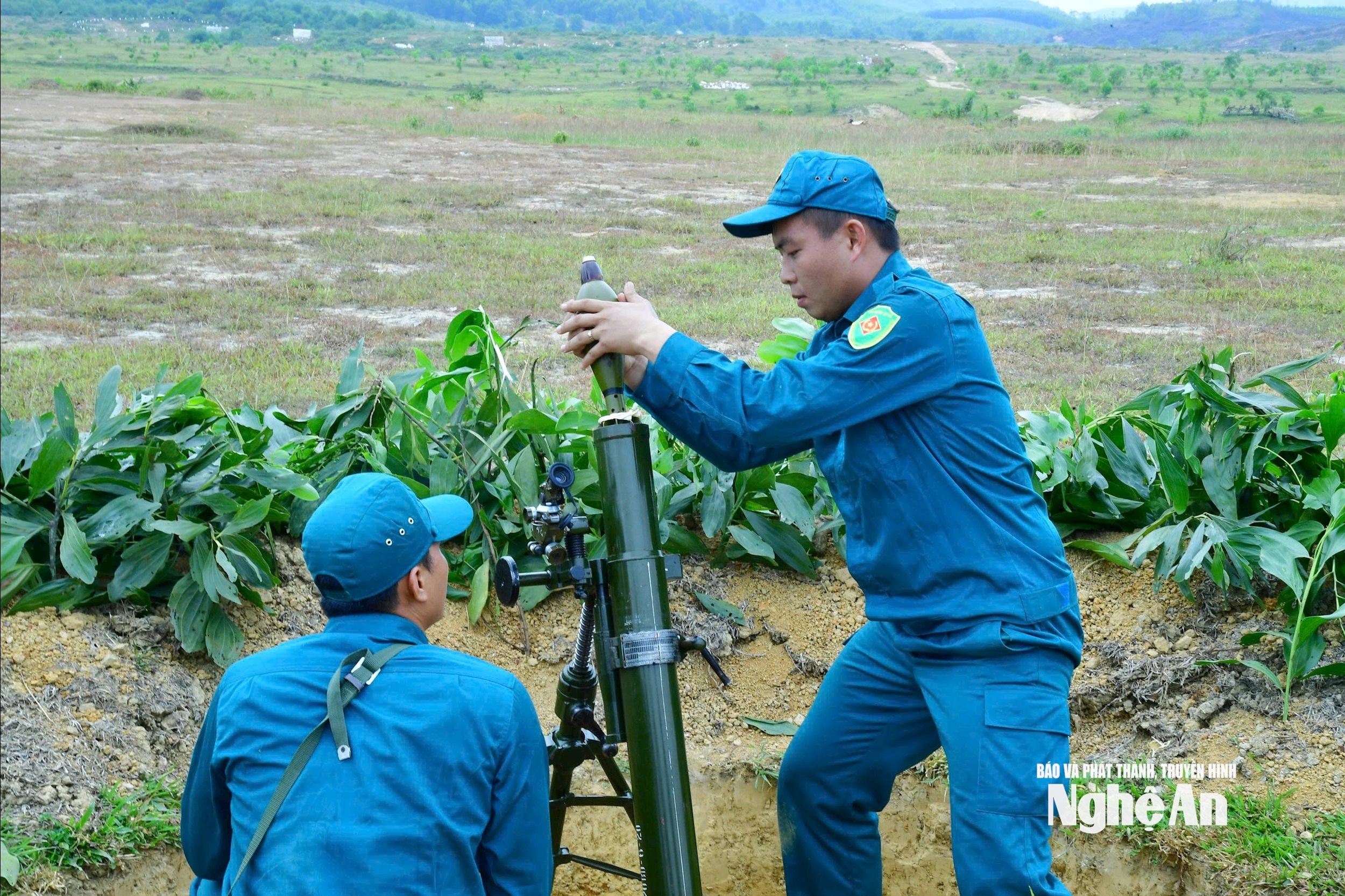 Khẩu đội súng cối 82mm xã Hoàng Mai thực hành tiêu diệt các mục tiêu giả đinh trong Hội thao phân đội pháo binh dân quân toàn năng. Ảnh Trọng Kiên1