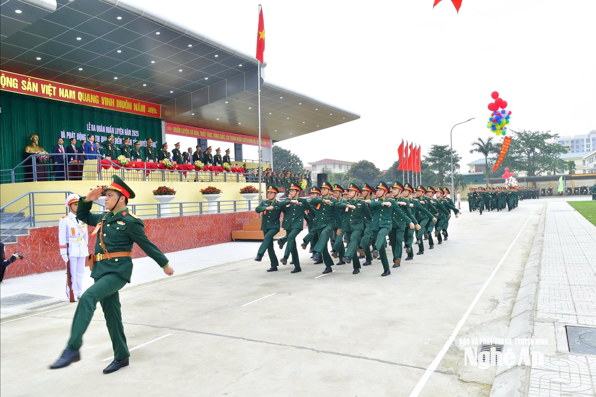 Khối sĩ quan tham gia diễu binh diễu hành trong lễ ra quân huấn luyện năm 2025. Ảnh Trọng Kiên