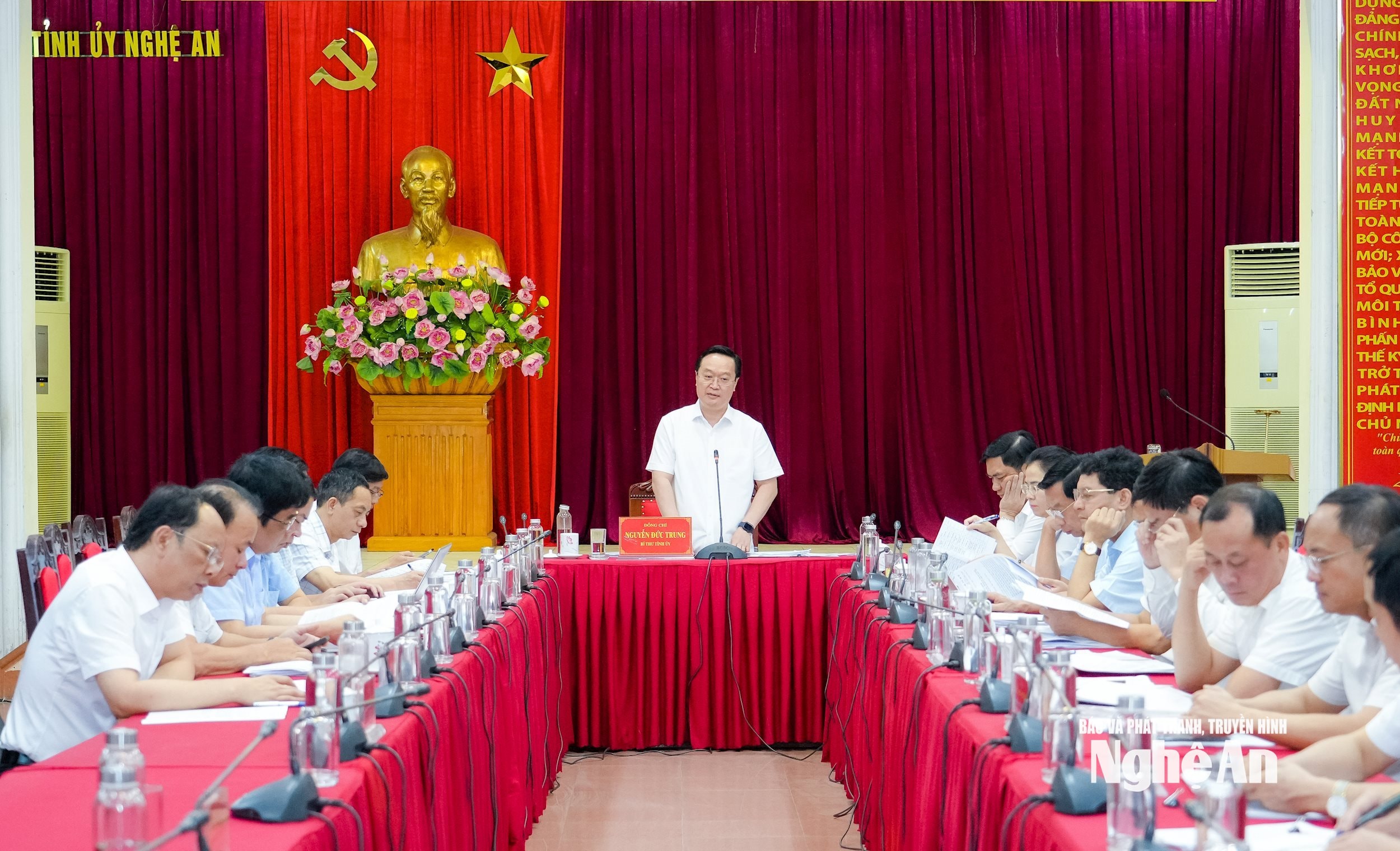 Một phiên họp của Ban Thường vụ Tỉnh ủy Nghệ An. Ảnh: Phạm Bằng
