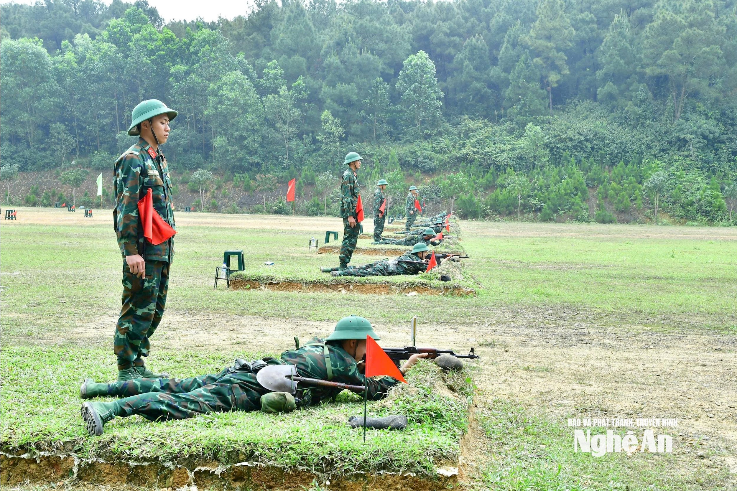 Thực hành kiểm tra bắn súng AK bài 1, mục tiêu bia số 4 cho các chiến sĩ mới nhập ngũ năm 2025 tại Trung đoàn 764. Ảnh Trọng Kiên