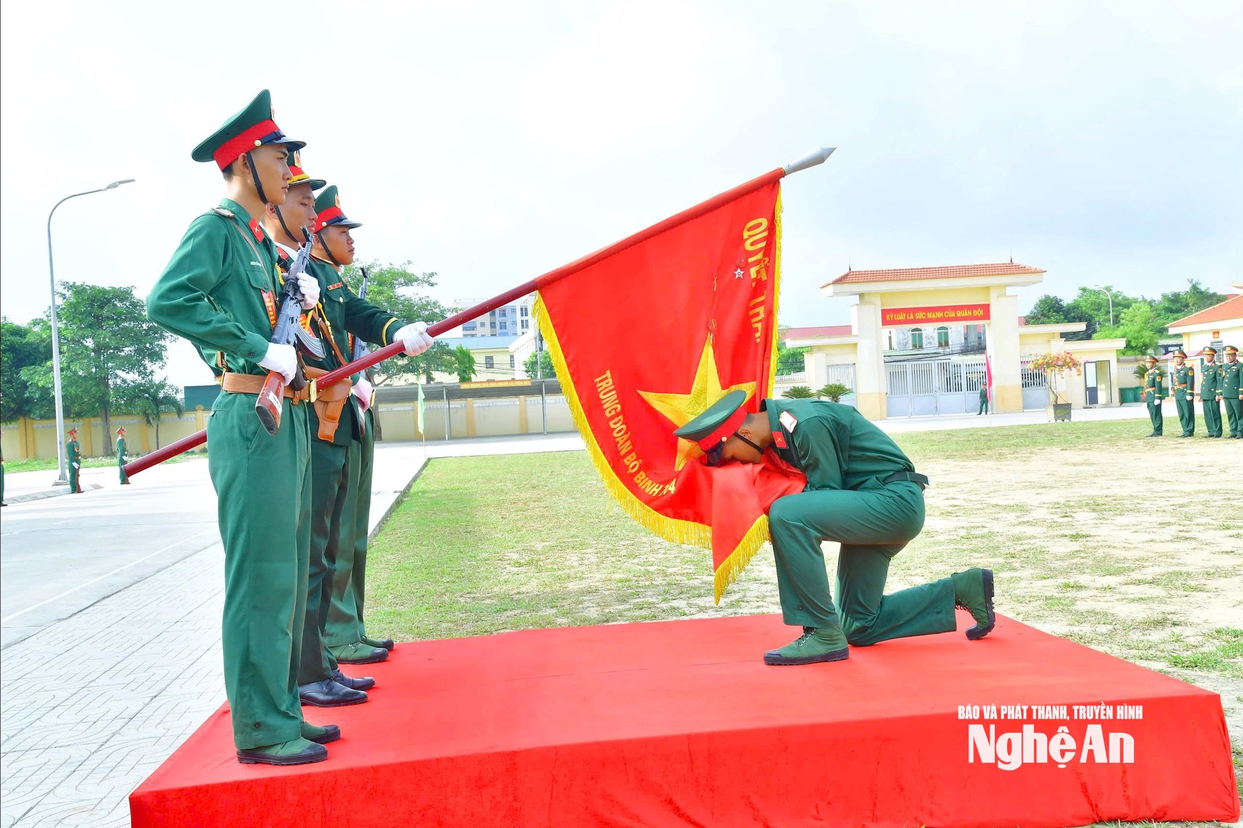 Thực hiện nghi thức thiêng liêng hôn lên Quân kỳ Quyết thắng trong lễ tuyên thệ chiến sĩ mới. Ảnh Trọng Kiên