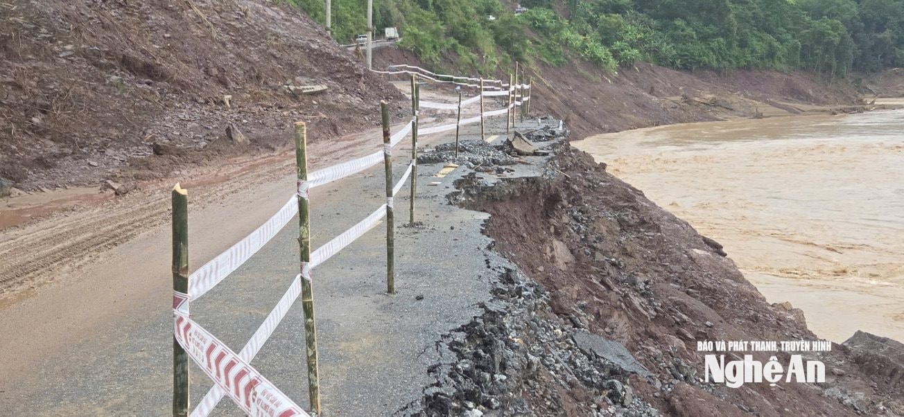 Tuyến Quốc lộ 16 sạt lở ta luy âm đoạn qua xã Nhôn Mai được giăng dây cảnh báo. Ảnh: Văn Truo