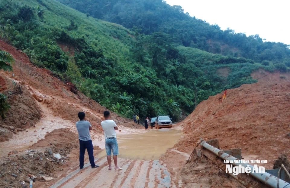 Giao thông trên tuyến quốc lộ 16 mưa xuống là ách tắc cục bộ. Ảnh: Văn Trường