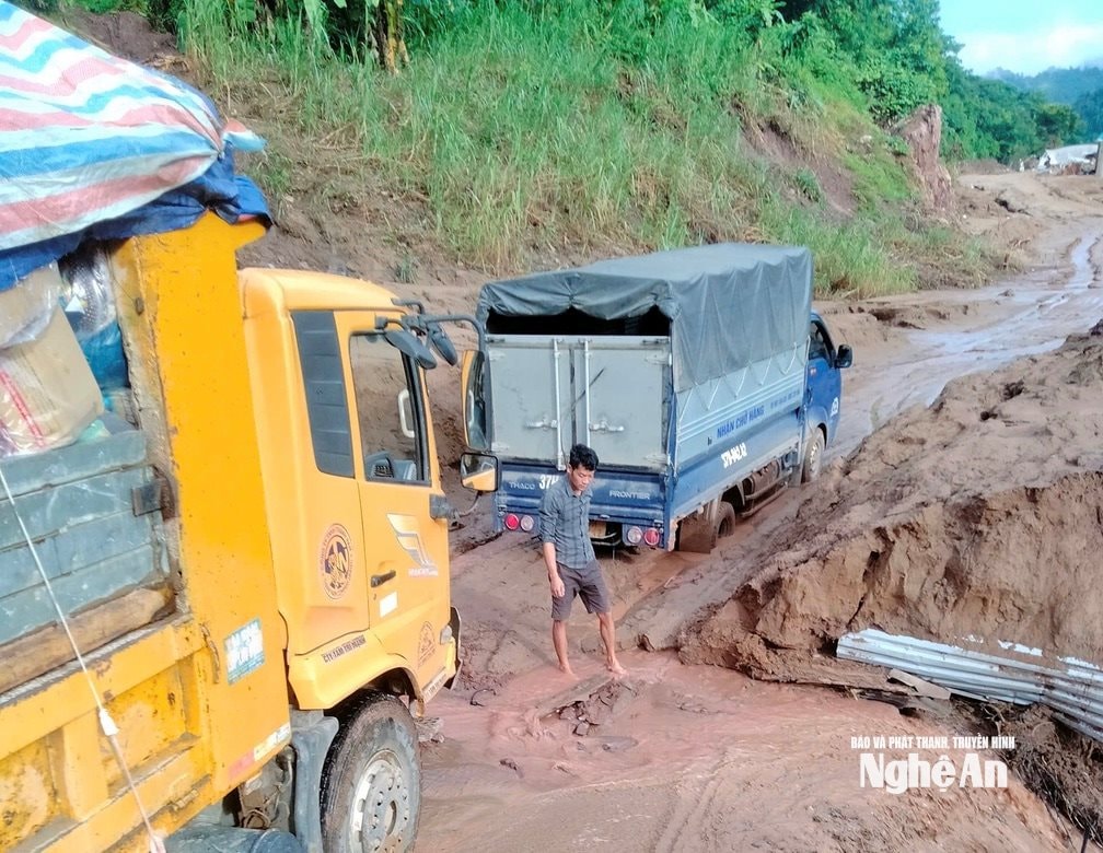 Quốc lộ 16 đoạn qua xã Mỹ Lý đang rất khó lưu thông do trơn trượt. Ảnh: Văn Trường