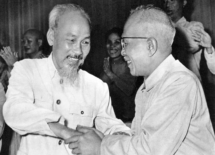 Chủ tịch Hồ Chí Minh chúc mừng đồng chí Tôn Đức Thắng được Quốc hội bầu giữ chức Phó Chủ tịch nước, năm 1960