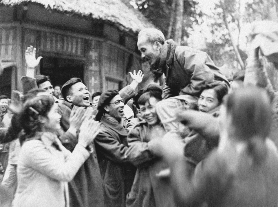 Đại biểu dự Đại hội thống nhất Việt Minh - Liên Việt (3 - 7/3/1951) phấn khởi chúc mừng Chủ tịch Hồ Chí Minh được suy tôn là Chủ tịch Danh dự của Mặt trận Liên Việt Ảnh TTXVN