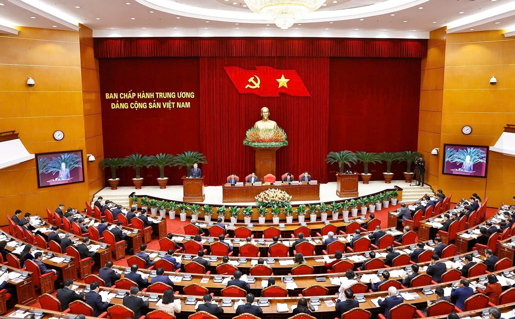 Phiên họp của Ban Chấp hành Trung ương Đảng tổng kết thực hiện Nghị quyết 18 về sắp xếp, tinh gọn tổ chức bộ máy. Ảnh: TTXVN