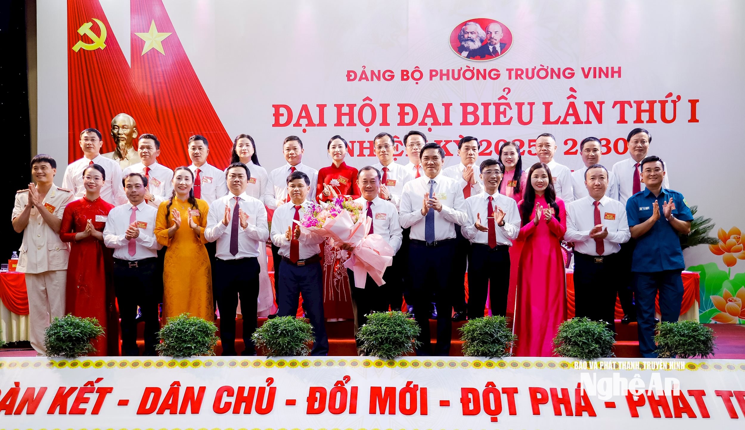 Ban Chấp hành Đảng bộ phường Trường Vinh nhiệm kỳ 2025 -2030 nhận nhiệm vụ. Ảnh: TL