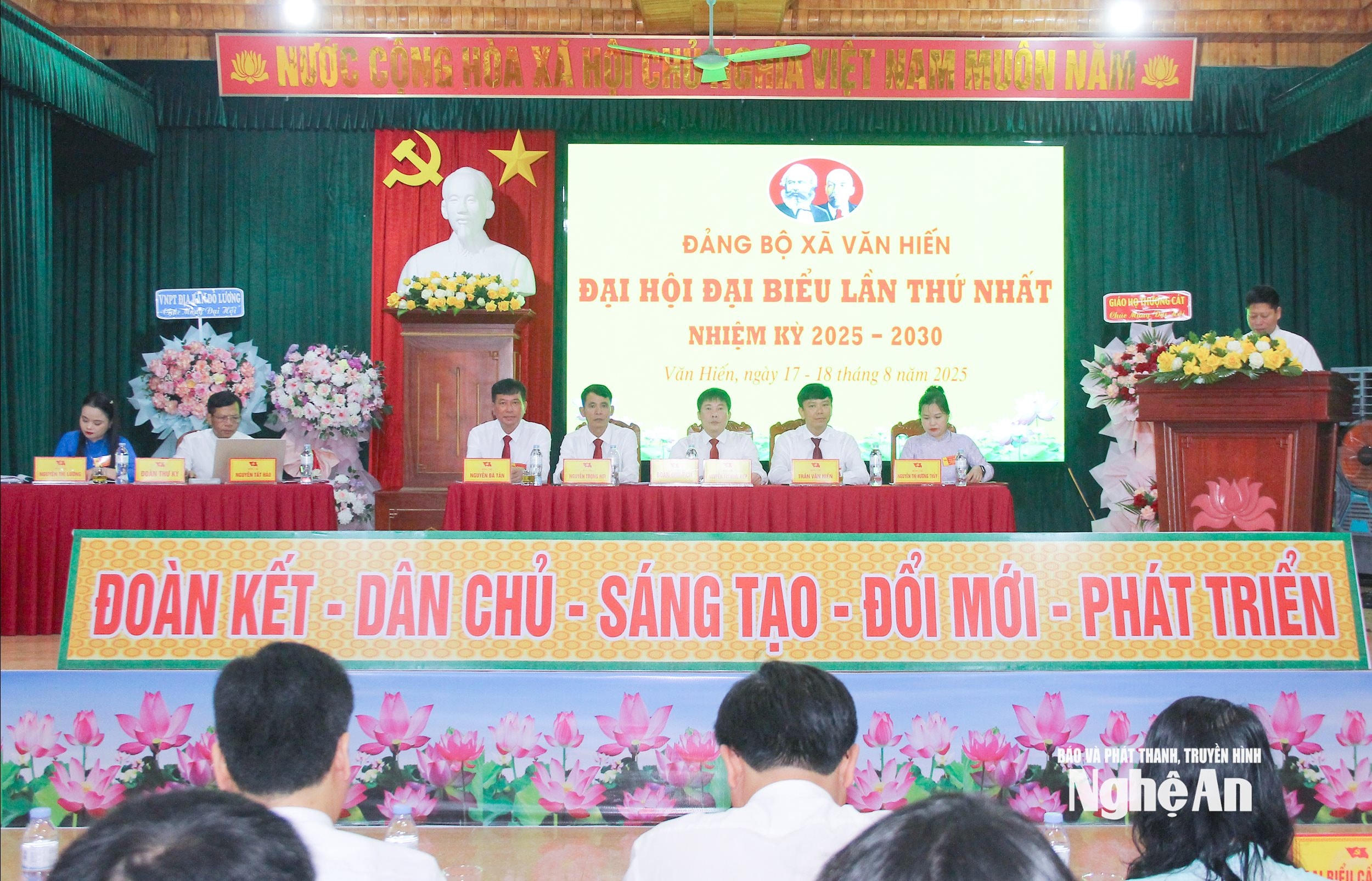 Đoàn Chủ tịch và Thư ký Đại hội. Ảnh: Mai Hoa