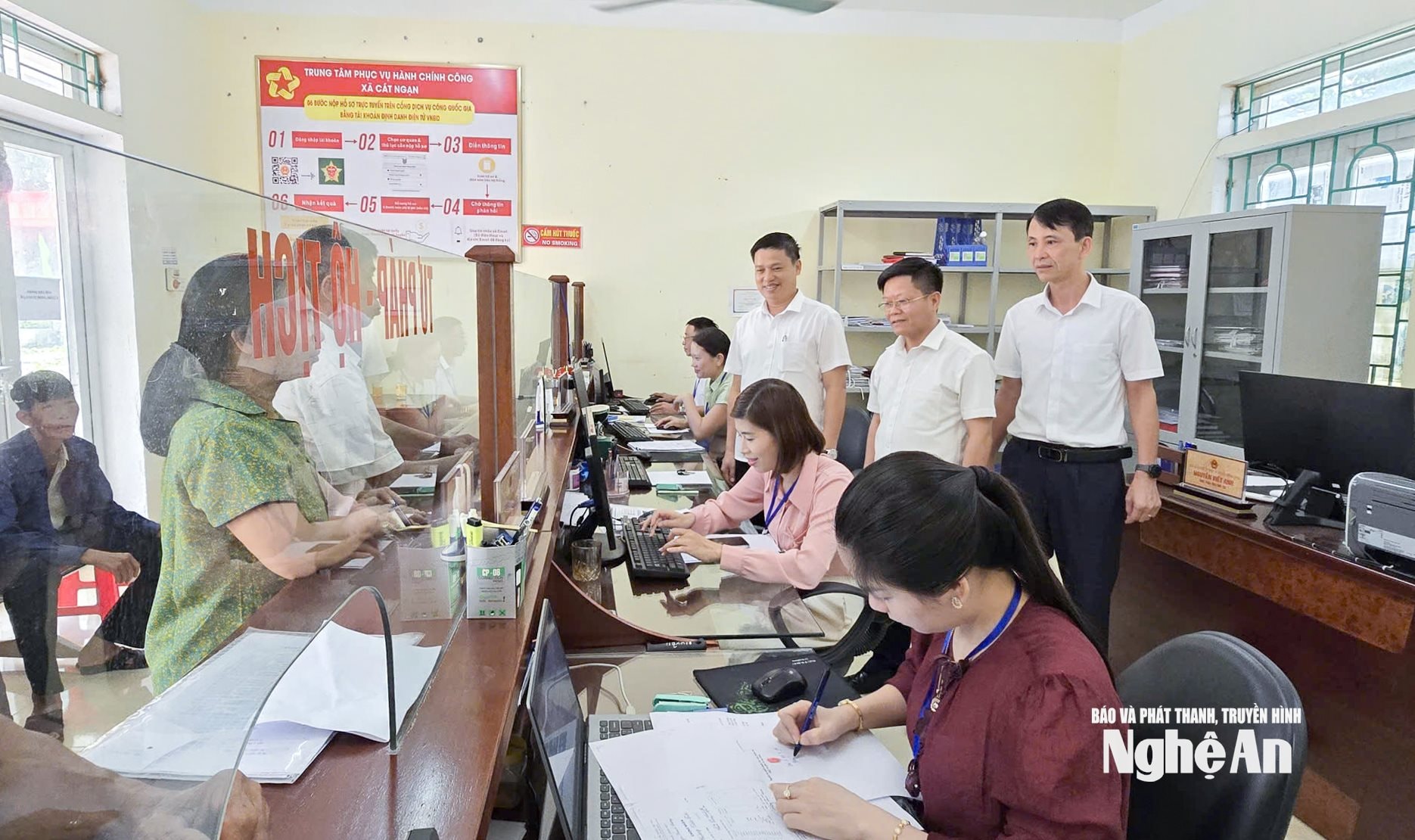  Lãnh đạo xã Cát Ngạn kiểm tra vận hành Trung tâm Phục vụ hành chính công xã. Ảnh%22- CSCC.