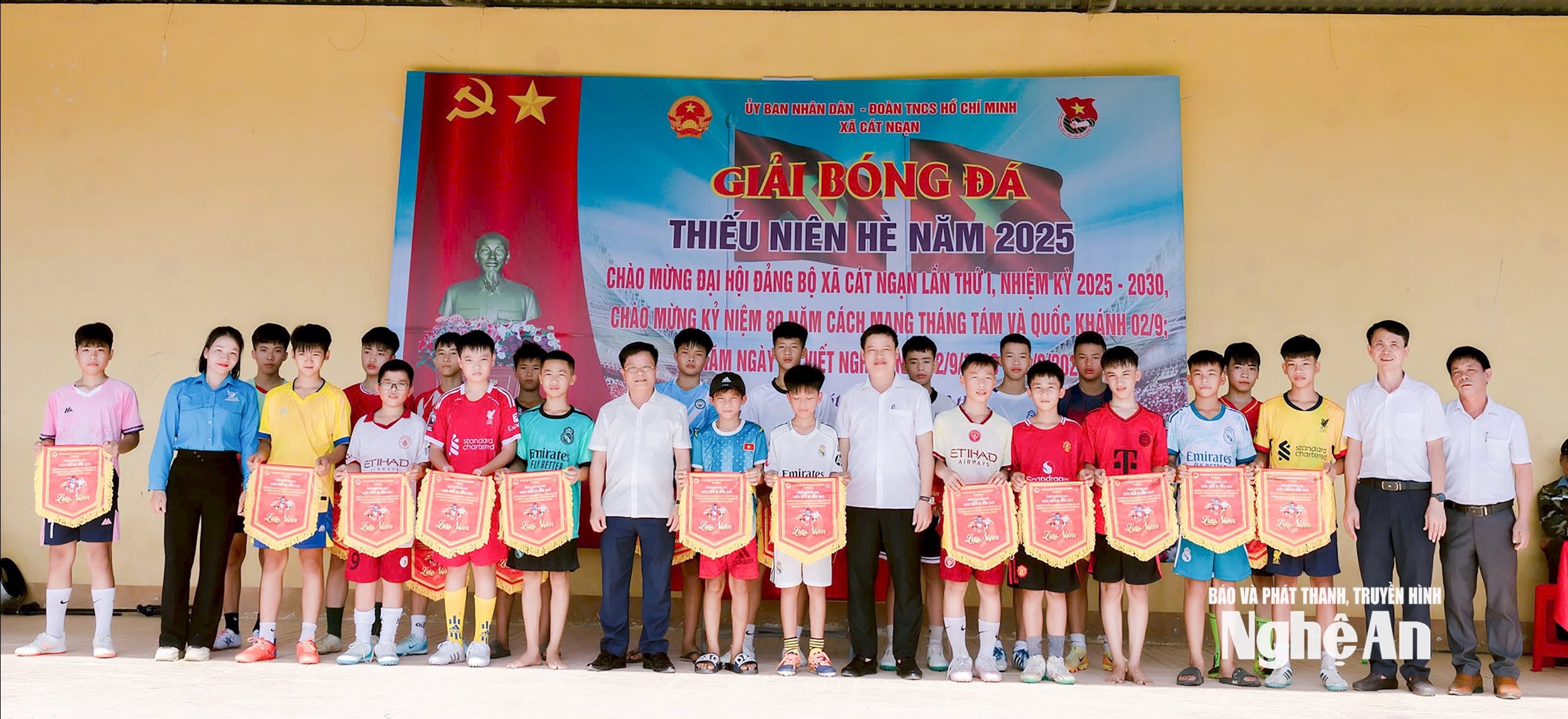  Lãnh đạo xã Cát Ngạn trao cờ lưu niệm cho các đội bóng