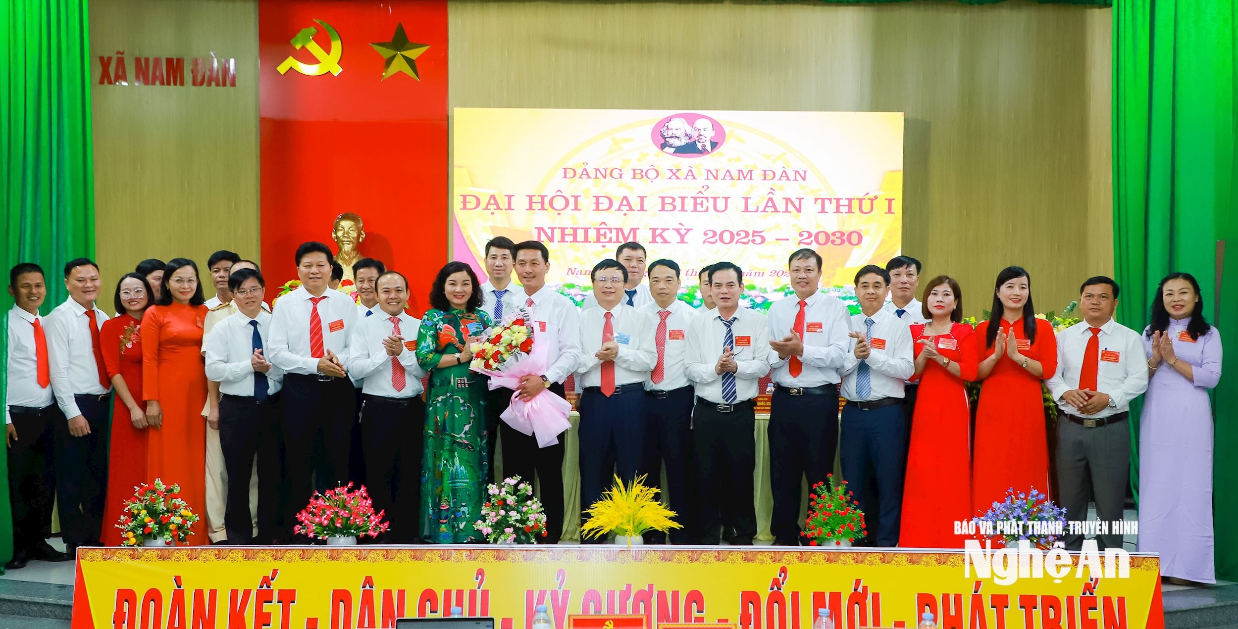 Các đồng chí Ủy viên Ban Chấp hành Đảng bộ tỉnh: Bùi Đình Long - Phó Chủ tịch UBND tỉnh; Nguyễn Thị Hồng Hoa - Phó Chủ nhiệm Thường trực UBKT Tỉnh ủy chúc mừng Ban Chấp hành Đảng bộ xã Nam Đàn ra mắt, nhận nhiệm vụ. Ảnh: Thành Duy