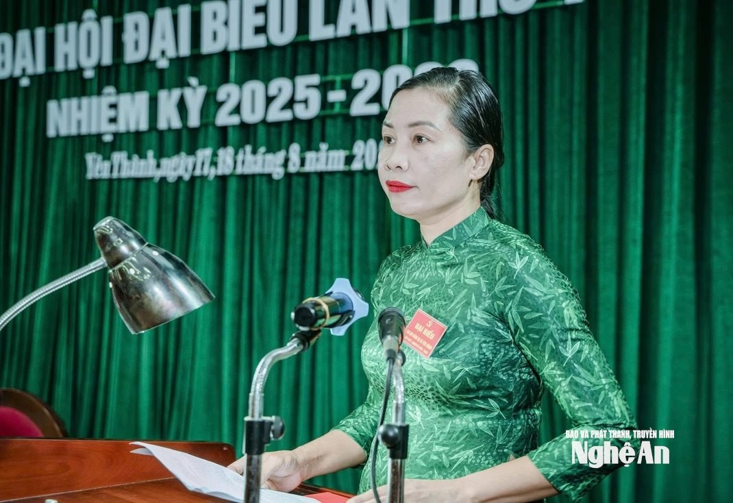 Đồng chí Ngô Thị Hiền – Ủy viên Ban Thường vụ Đảng ủy, Phó Chủ tịch Ủy ban nhân dân xã phát biểu tại đại hội. Ảnh: Văn Trươ
