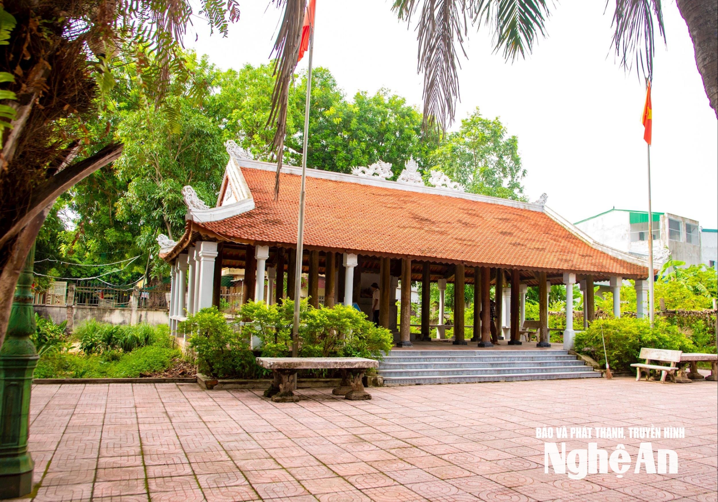 Đình Trung - di tích thuộc cụm di tích Quốc gia Làng Đỏ tại phường Trường Vinh. Ngày 17/8/1945, sau khi lãnh đạo nhân dân làng Yên Dũng vùng lên giành chính quyền, Việt Minh đã chọn địa điểm này làm trụ sở cách mạng. Ảnh: Minh Quân