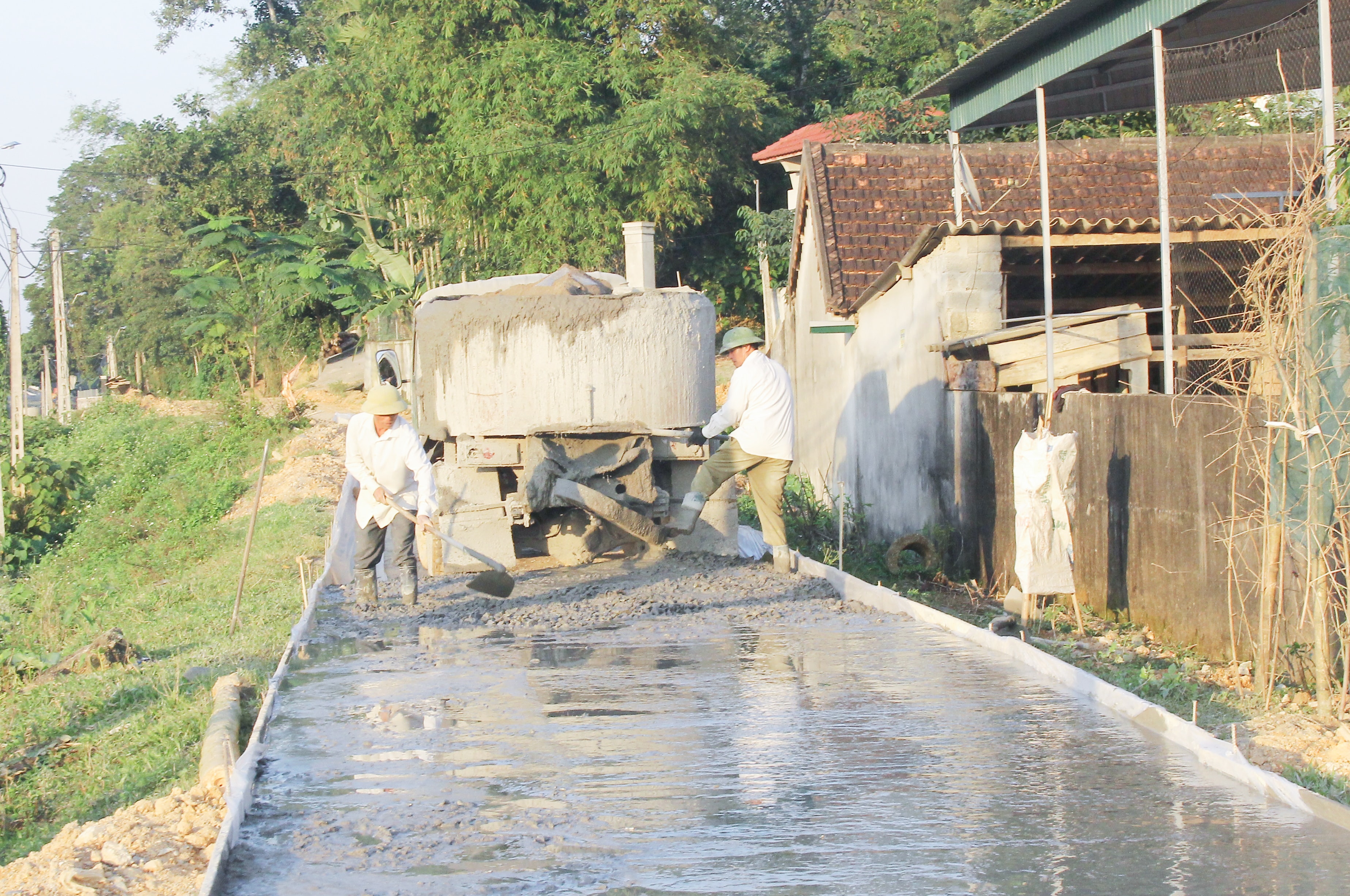 làm đường bê tông tại xã Cát Ngạn. Ảnh Mai Hoa