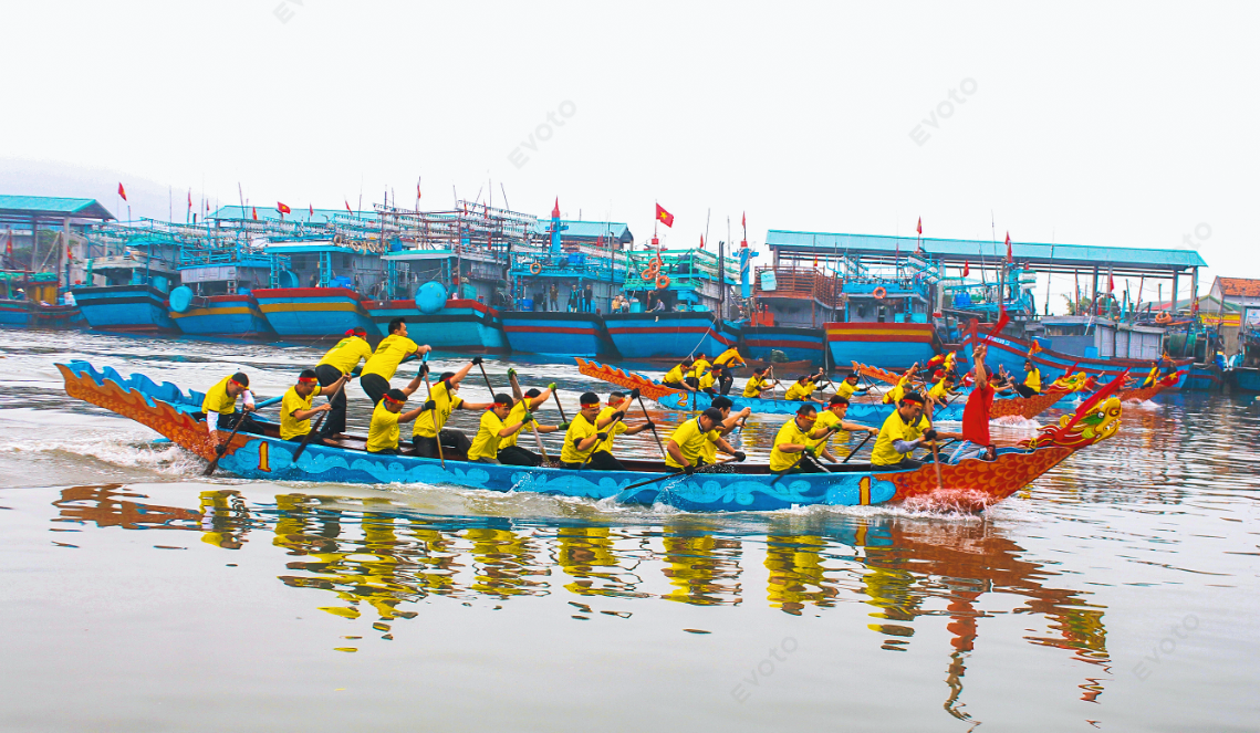 Lễ hội đua thuyền của ngư dân xã Quỳnh Phú