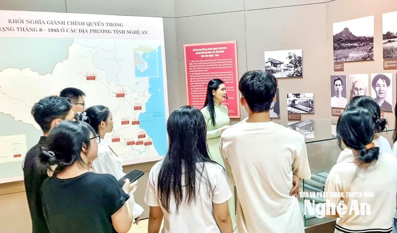 Sinh viên Đại học Vinh tham quan Bảo tàng Nghệ An - Xô viết Nghệ Tĩnh. Ảnh: Minh Quân