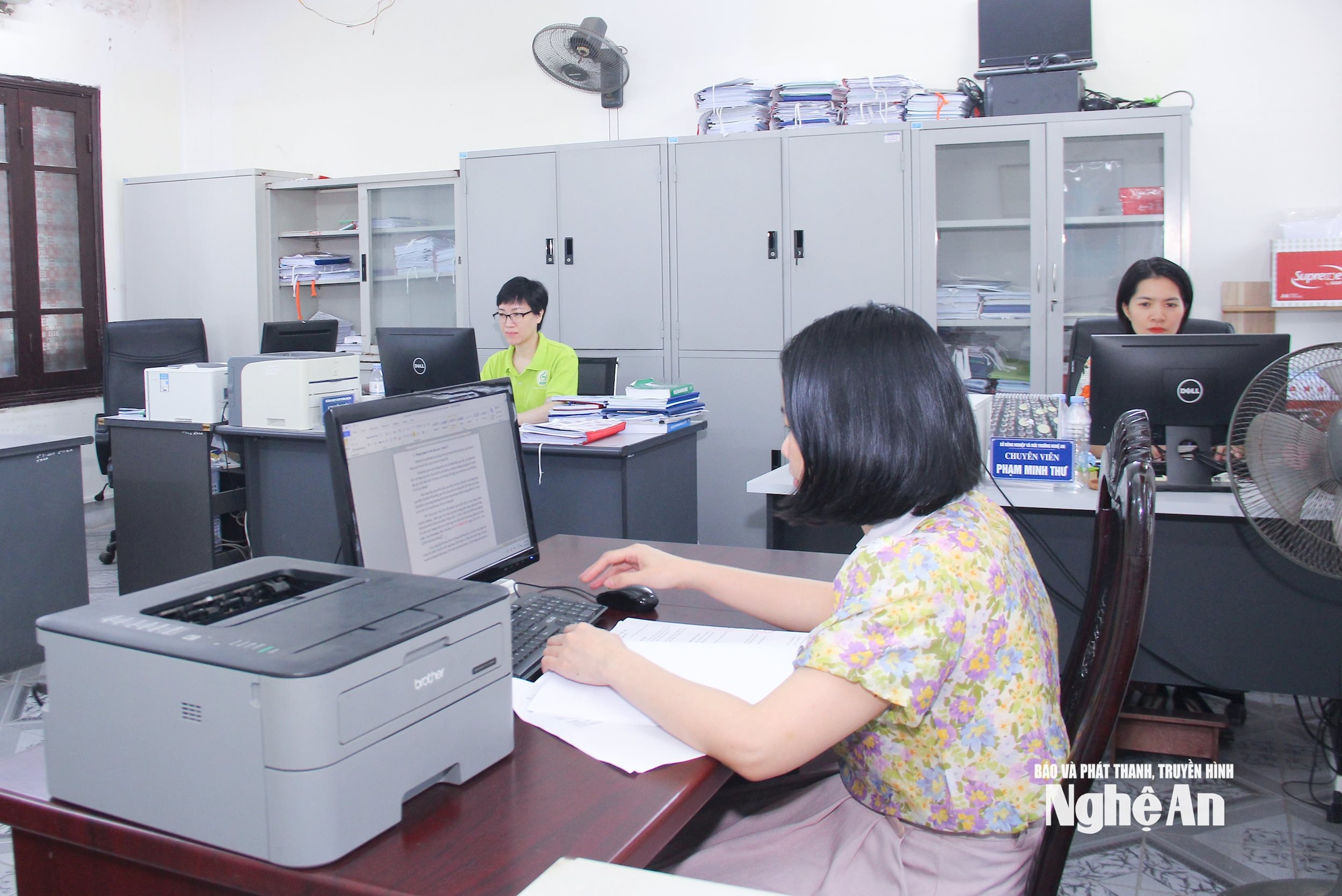  Cán bộ, chuyên viên Sở Nông nghiệp và Môi trường Nghệ An trong giờ làm việc. Ảnh Mai Hoa 