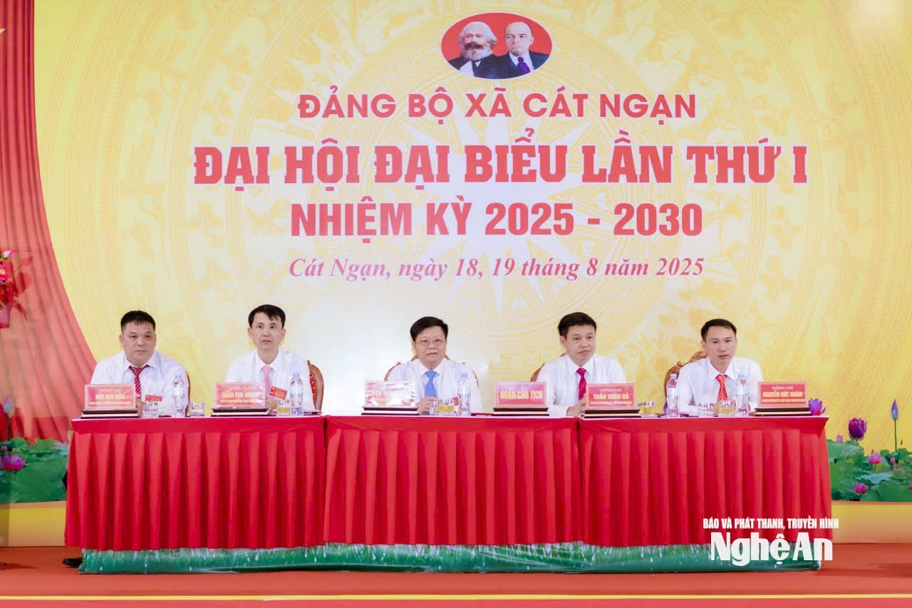  Đoàn Chủ tịch điều hành Đại hội. Ảnh- Hữu Thịnh