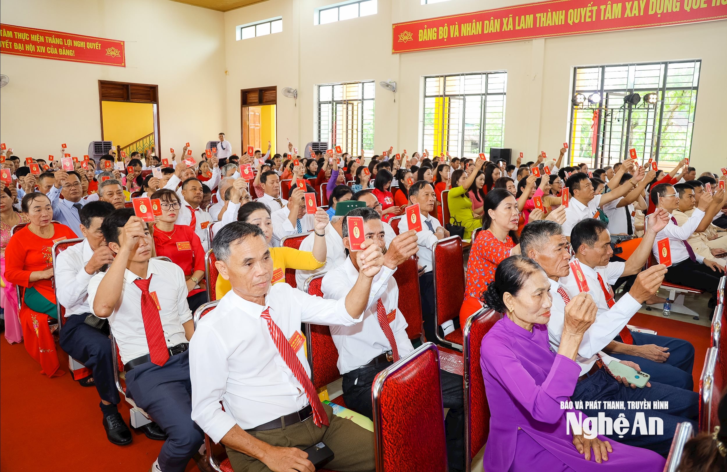 giơ thẻ