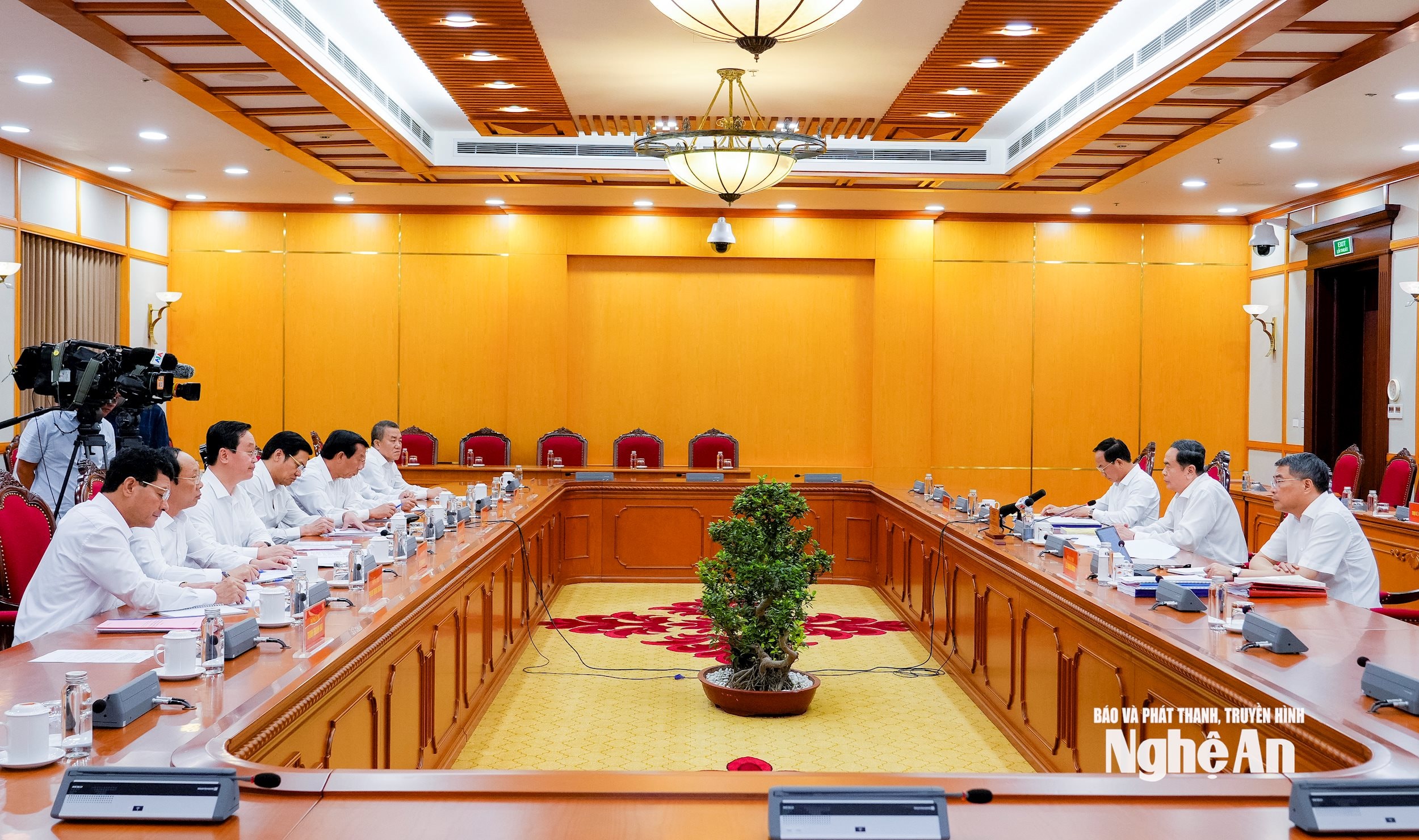 Bộ Chính trị làm việc với Ban Thường vụ Tỉnh ủy Nghệ An để cho ý kiến vào dự thảo văn kiện và phương án nhân sự cấp ủy trình Đại hội đại biểu Đảng bộ tỉnh lần thứ XX, nhiệm kỳ 2025 - 2030. Ảnh: Phạm Bằng