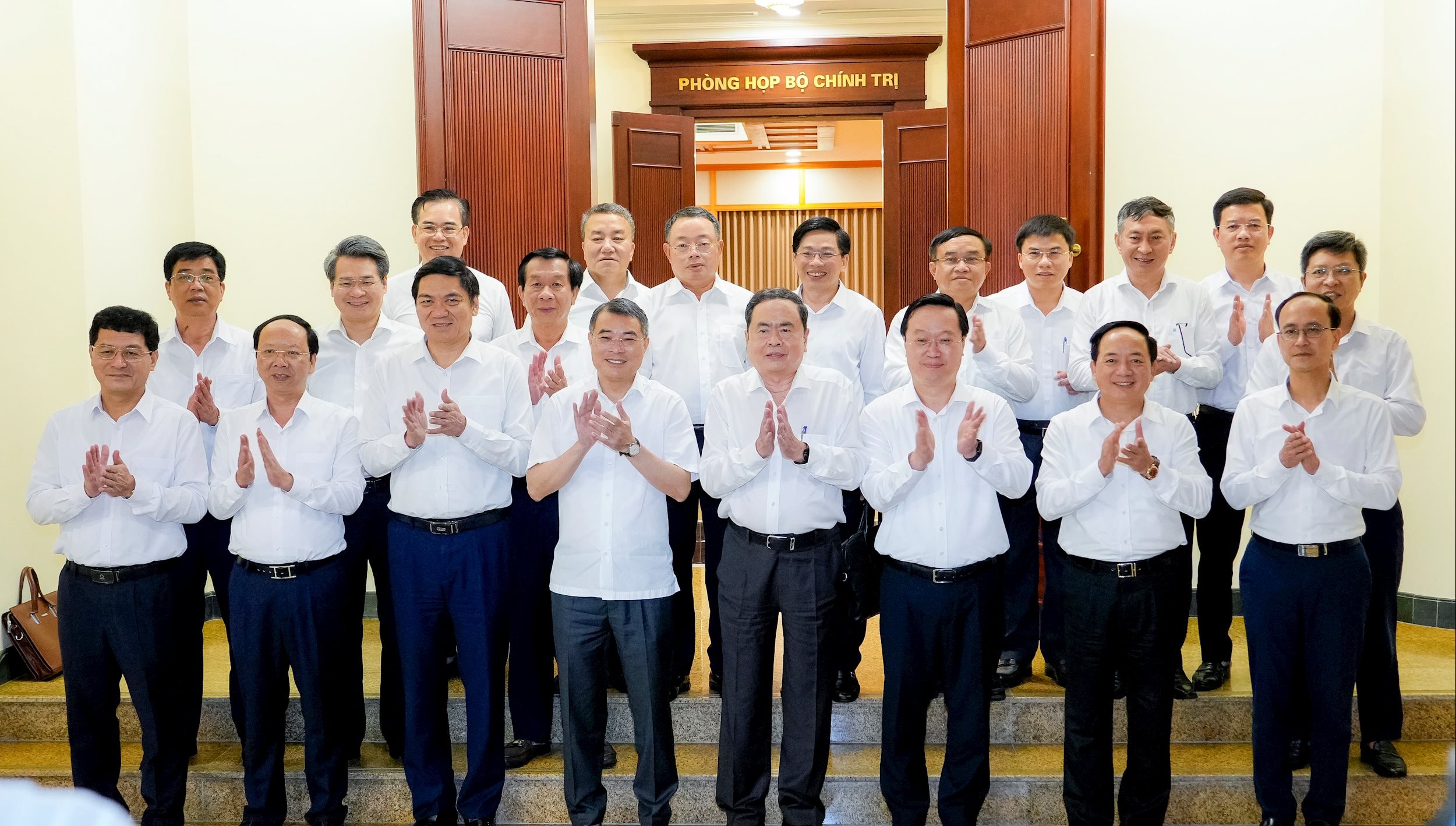 Các đồng chí Ủy viên Bộ Chính trị, Bí thư Trung ương Đảng, lãnh đạo các ban, bộ, ngành Trung ương chụp ảnh lưu niệm với Ban Thường vụ Tỉnh ủy, Tổ biên tập Tiểu ban Văn kiện Đại hội Đảng bộ tỉnh Nghệ An lần thứ XX, nhiệm kỳ 2025-2030. Ảnh: Phạm Bang
