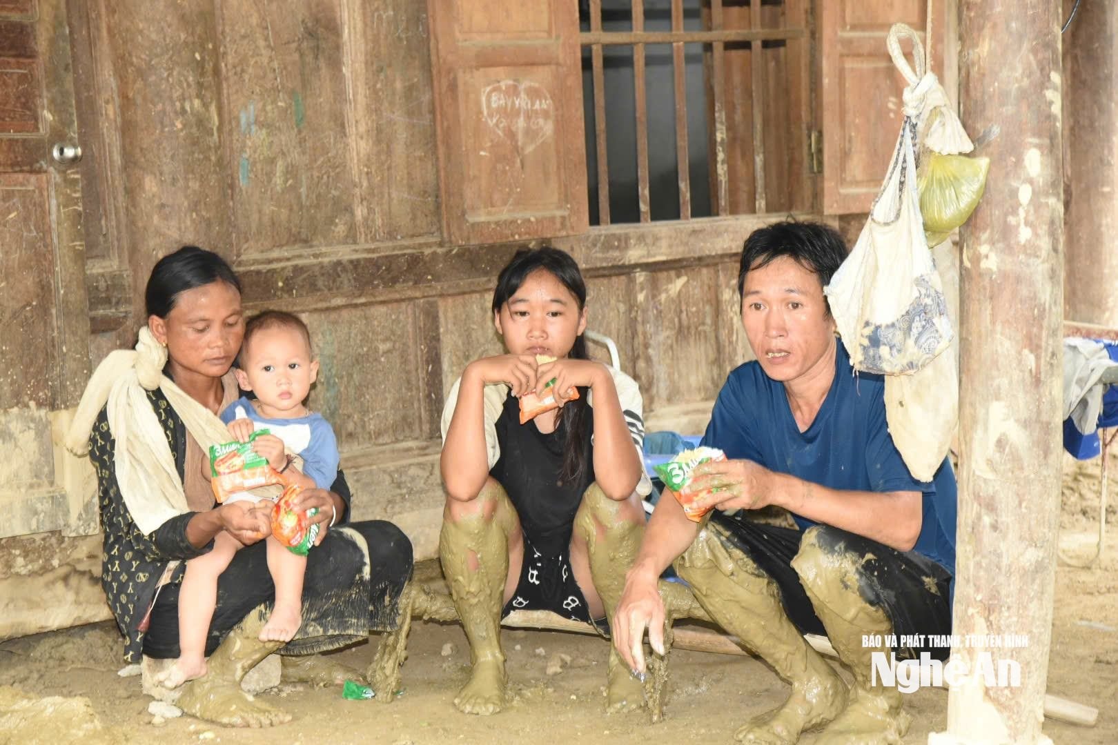 Cả nhà ăn mì tôm