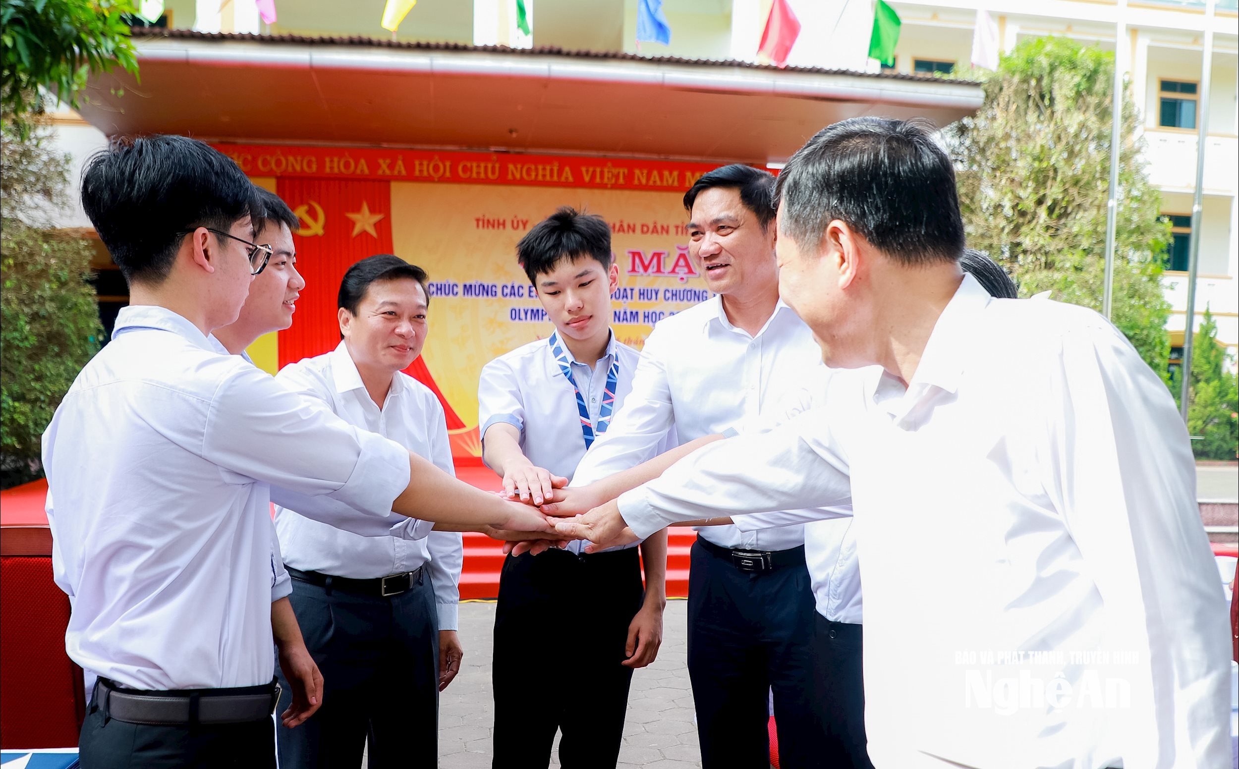 Các đồng chí Hoàng Nghĩa Hiếu - Phó Bí thư Thường trực Tỉnh ủy, Chủ tịch HĐND tỉnh; Lê Hồng Vinh - Phó Bí thư Tỉnh ủy, Chủ tịch UBND tỉnh chúc mừng học sinh Trường THPT chuyên Phan Bội Châu đạt giải trong các cuộc thi quốc tế. Ảnh: Thành Duy
